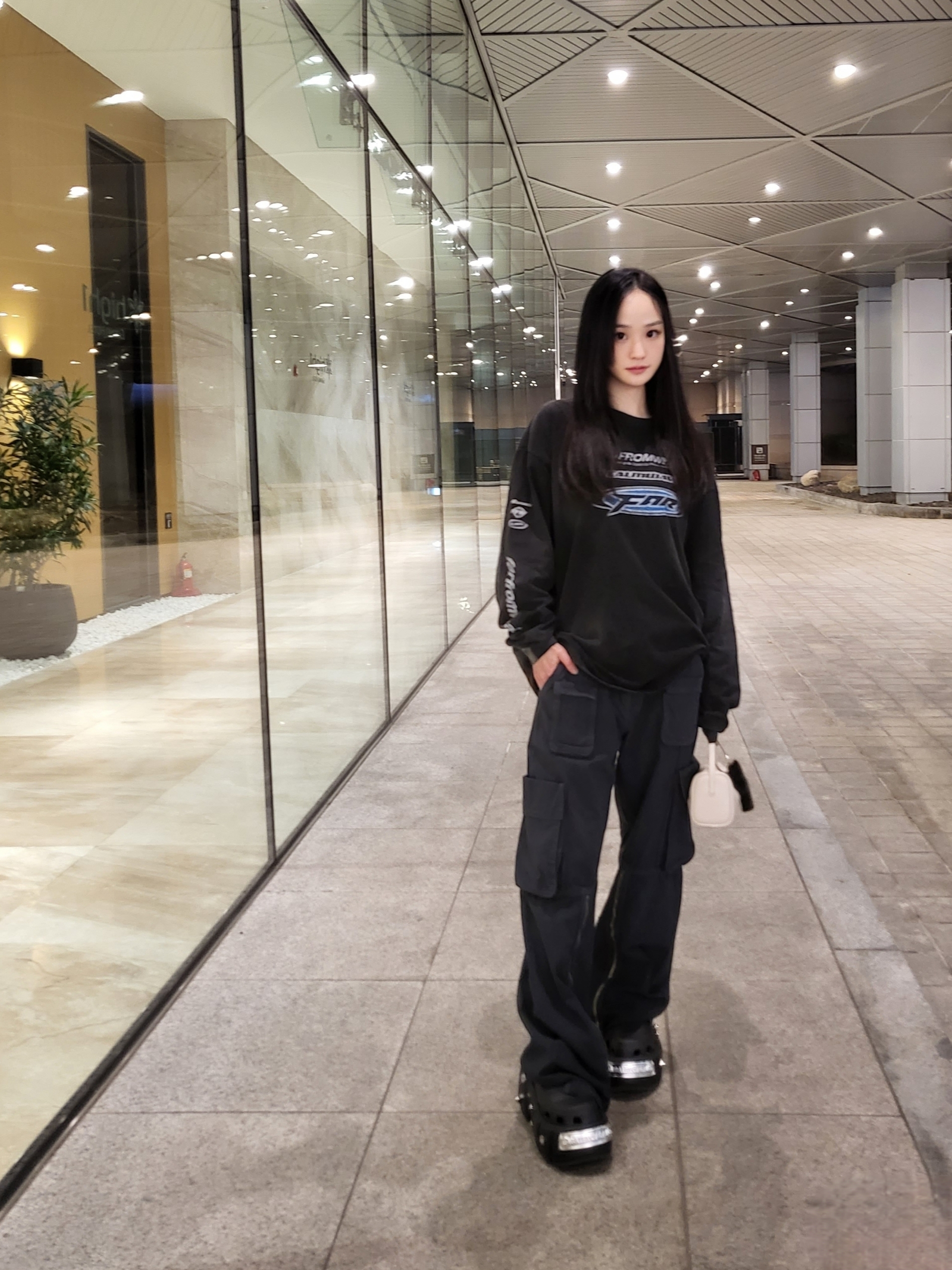 Farfromwhat Far Washed Logo Long Sleeve T-Shirt Black, Balenciaga x Crocs Hardcrocs Slide Black 착용 스타일 - 3
