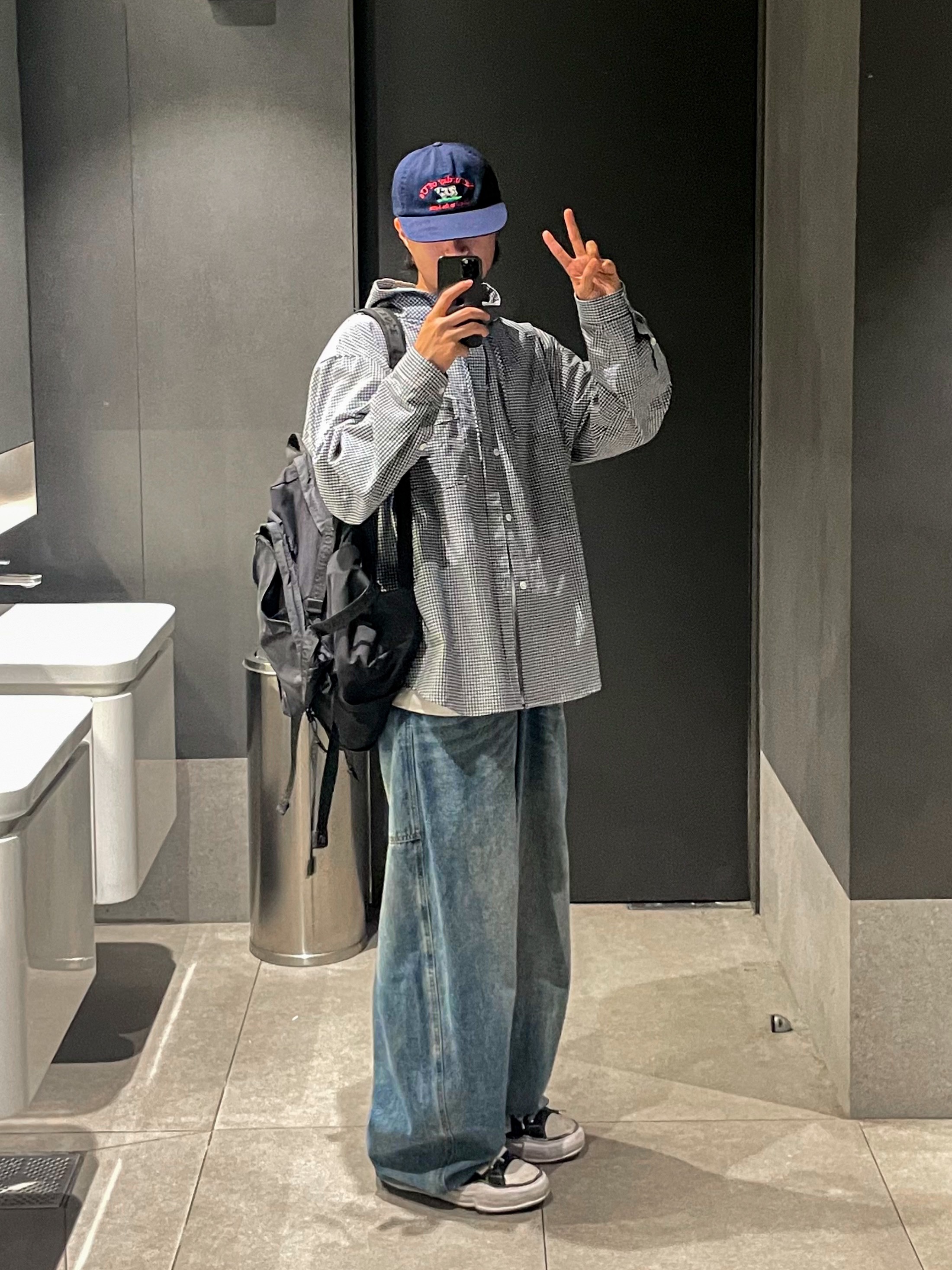 Telfar Baggy Jean Blue, Maison Mihara Yasuhiro Peterson OG Sole Canvas Low Sneakers Black 착용 스타일 - 2
