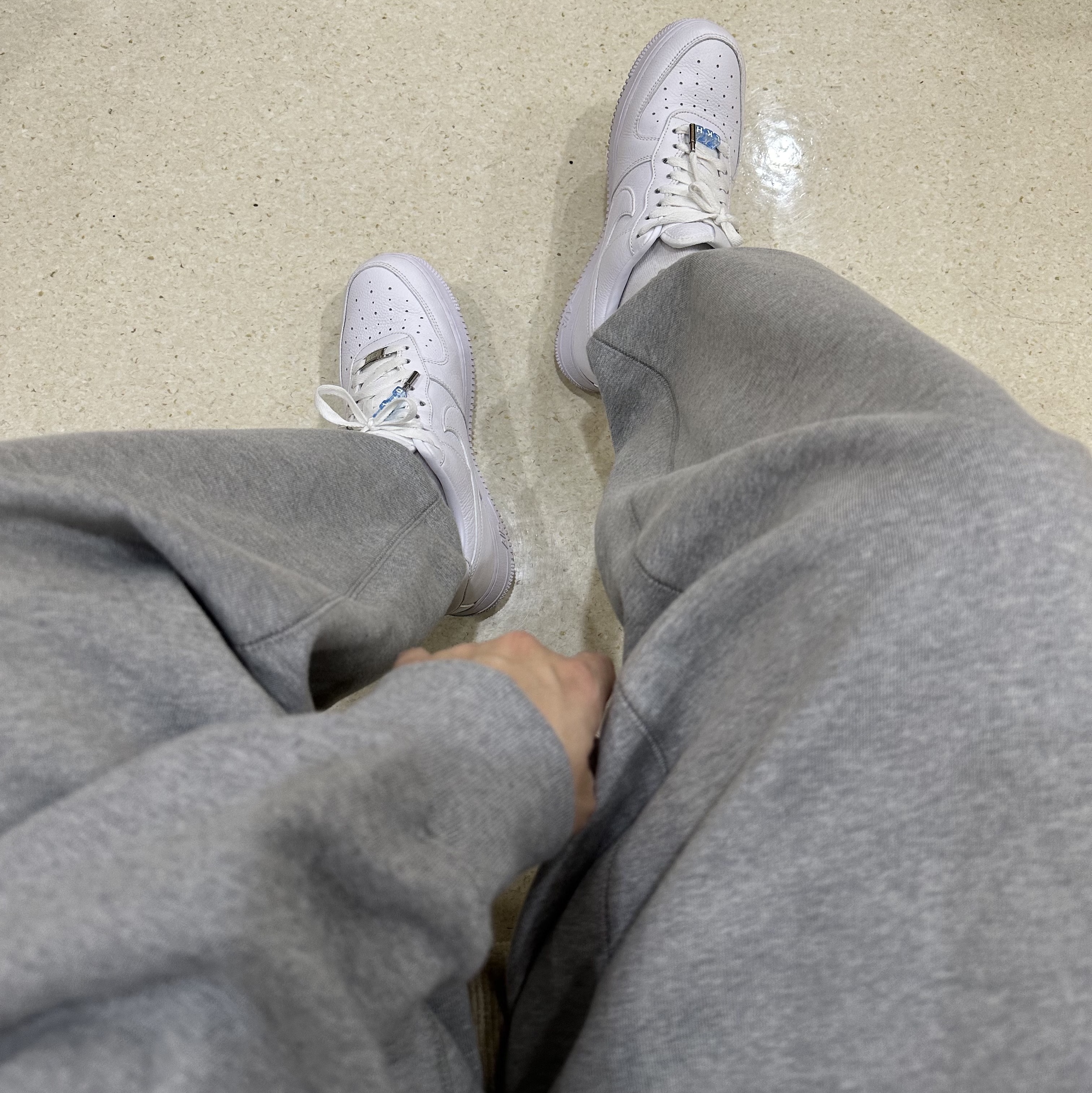 Nike x Stussy NRG Fleece Pants Dark Grey Heather (DO9340-063), Nike x Stussy NRG Fleece Crewneck Dark Grey Heather (DO9337-063) 착용 스타일 - 4