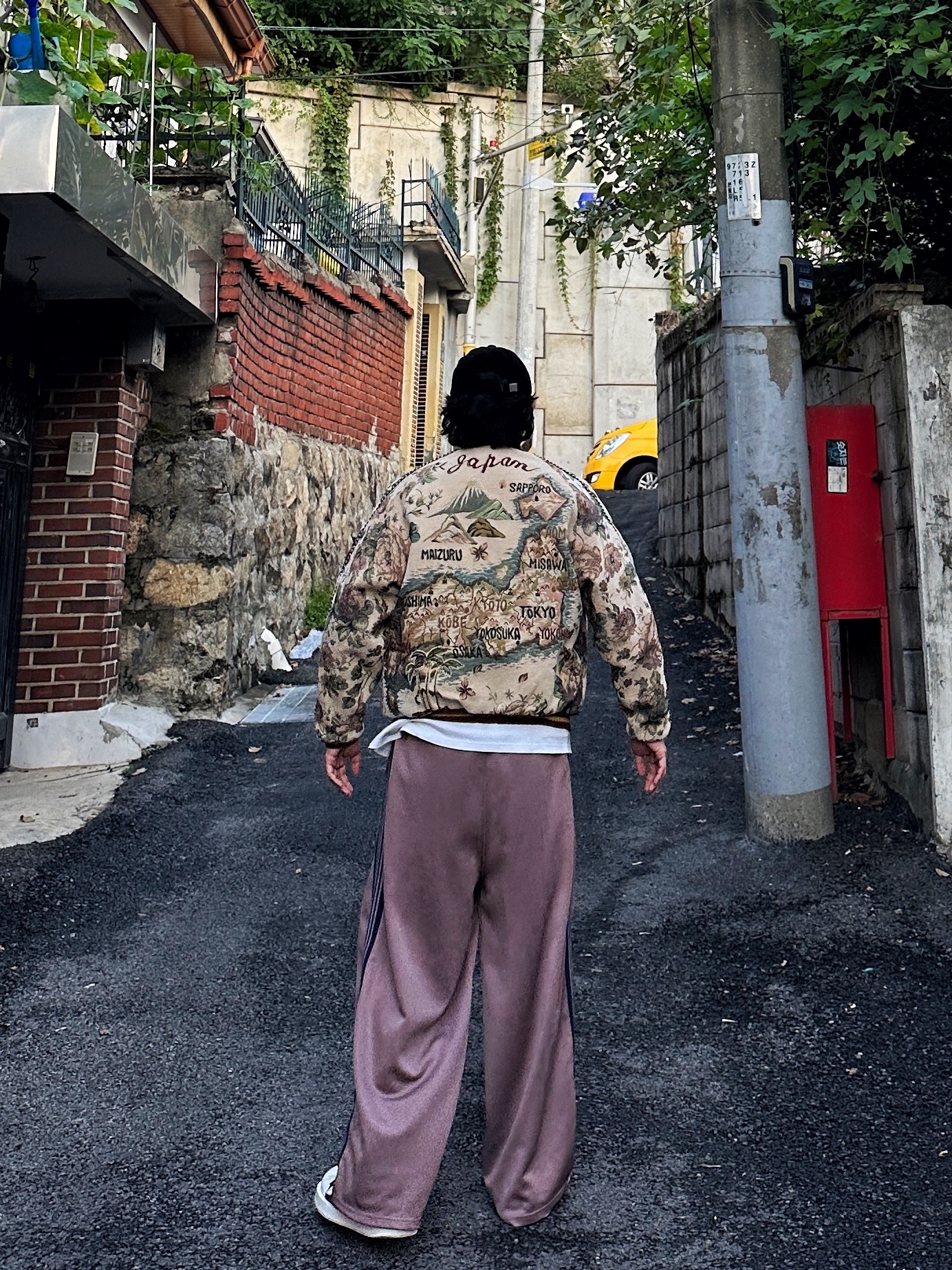 Needles H.D. Track Pants Poly Smooth Taupe 착용 스타일 - 2