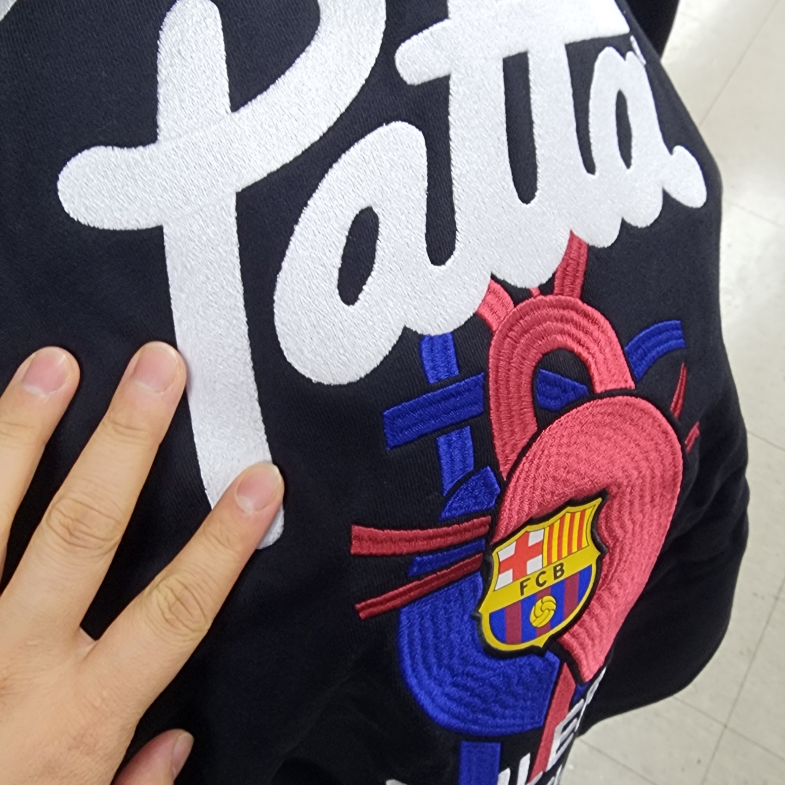 Nike x Patta x FC Barcelona Solo Swoosh Hoodie Culers del Món (FD4147-010) 착용 스타일 - 2