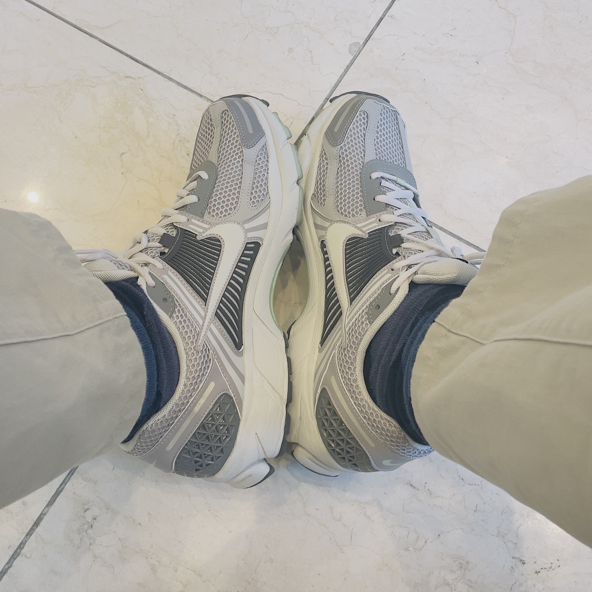 (W) Nike Zoom Vomero 5 Cobblestone and Flat Pewter 착용 스타일