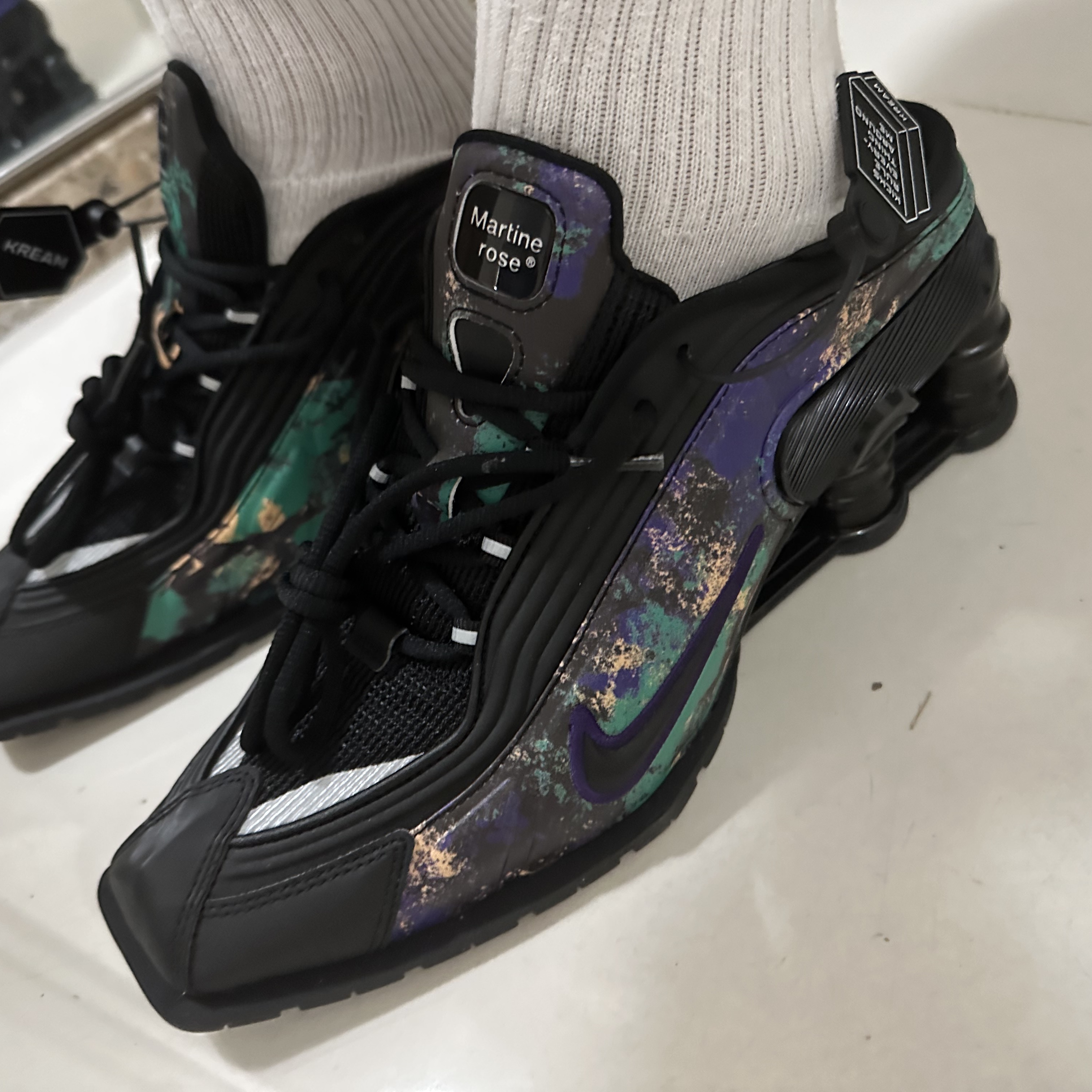 Nike x Martine Rose Shox MR4 Black Multi 착용 스타일 - 1