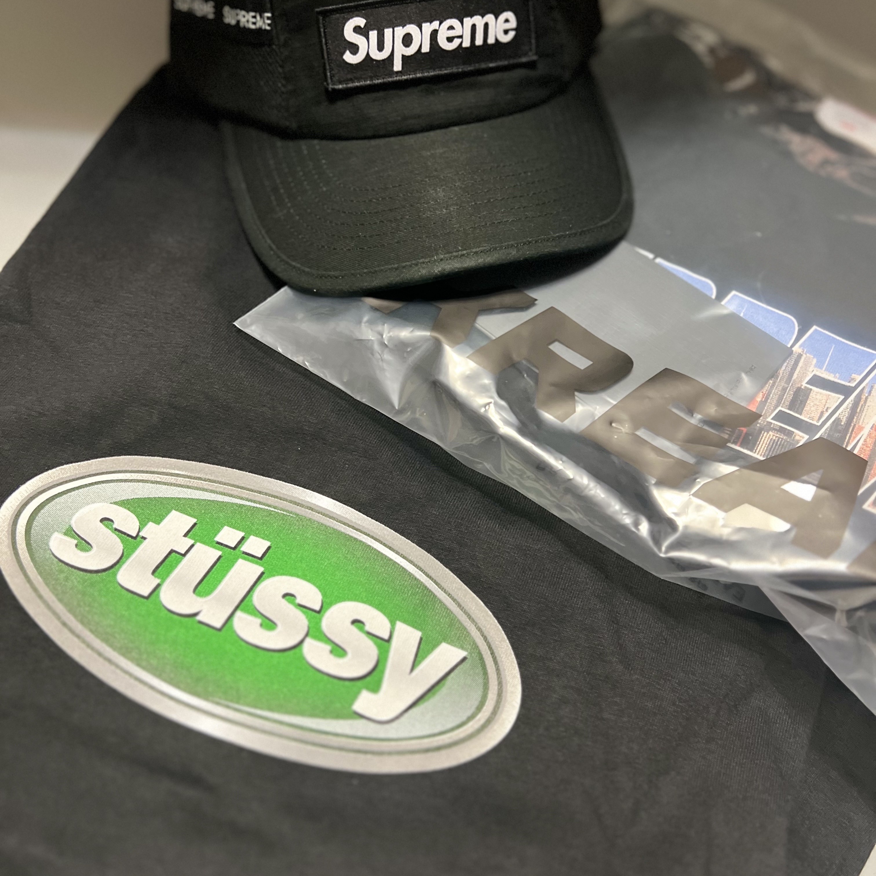 Supreme Gotham T-Shirt Black - 23FW, Supreme Mesh Pocket Camp Cap Black - 23FW 착용 스타일