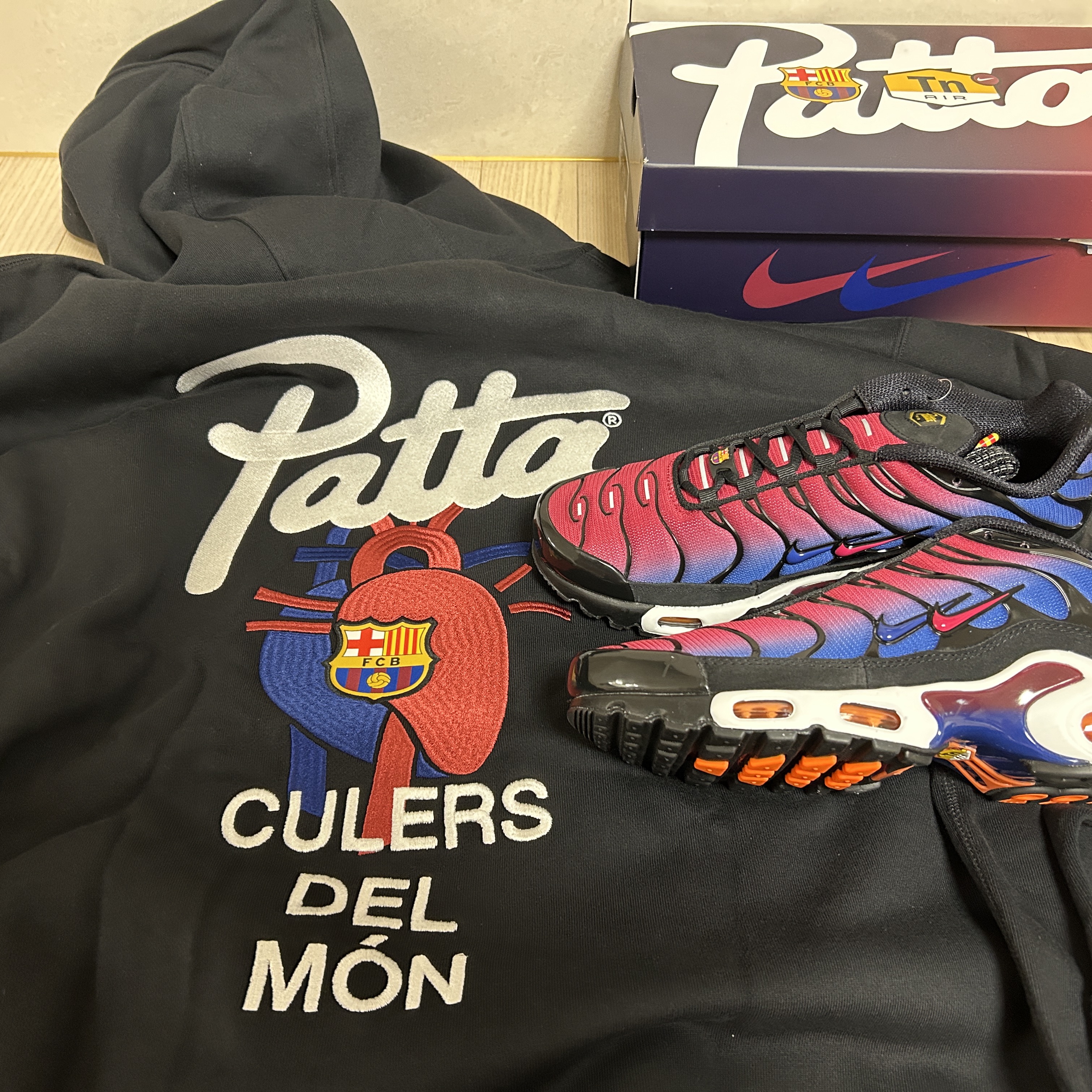 Nike x Patta x FC Barcelona Air Max Plus Culers del Món, Nike x Patta x FC Barcelona Solo Swoosh Hoodie Culers del Món (FD4147-010) 착용 스타일