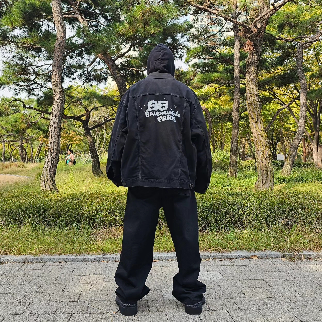 Balenciaga Hand Drawn BB Icon Oversized Jacket Black 착용 스타일 - 2