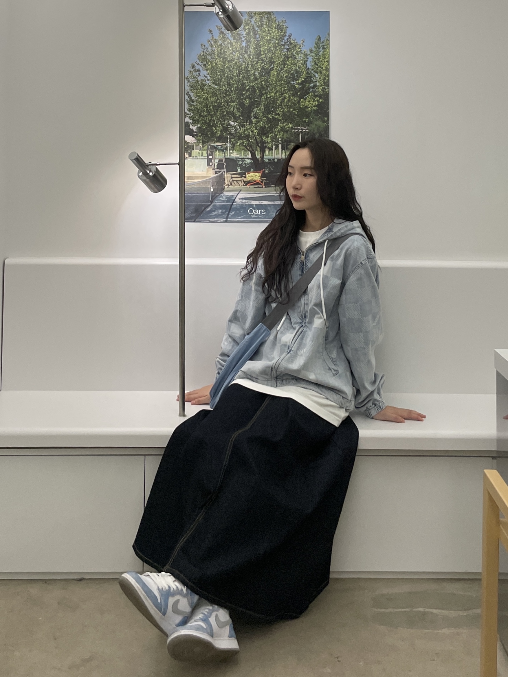 (GS) Jordan 1 Retro High OG Hyper Royal, Mischief Rhombus Light Weight Cross Bag Greyish Blue - The Hyundai Seoul Exclusive 착용 스타일