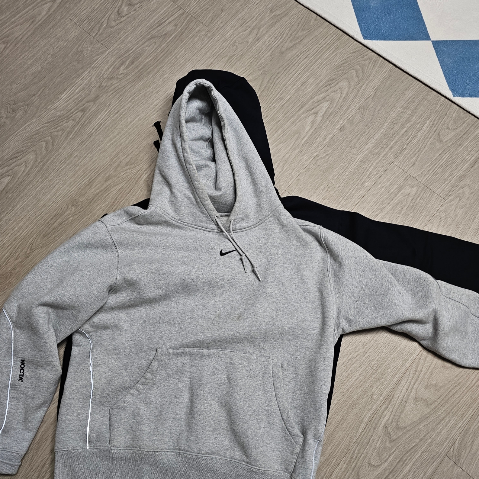 Nike x Patta x FC Barcelona Solo Swoosh Hoodie Culers del Món (FD4147-010), Supreme x Umbro Cotton Ripstop Track Jacket Black - 23FW 착용 스타일 - 5
