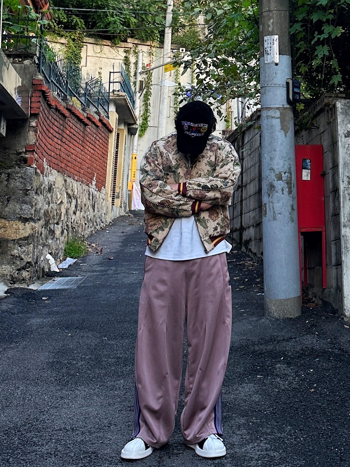Needles H.D. Track Pants Poly Smooth Taupe 착용 스타일 - 1