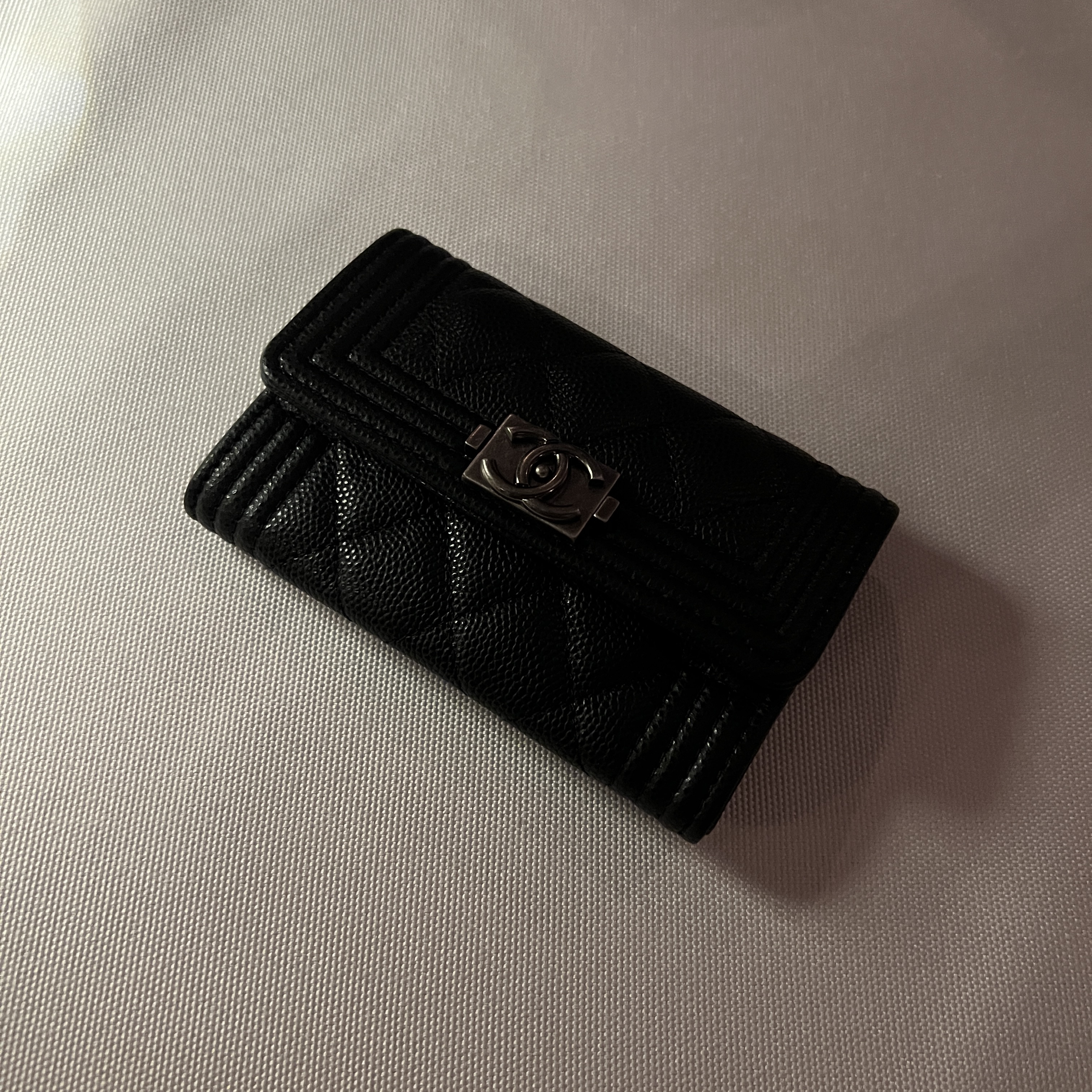 Chanel Boy Chanel Flap Card Holder Grained Calfskin & Ruthenium Black 착용 스타일