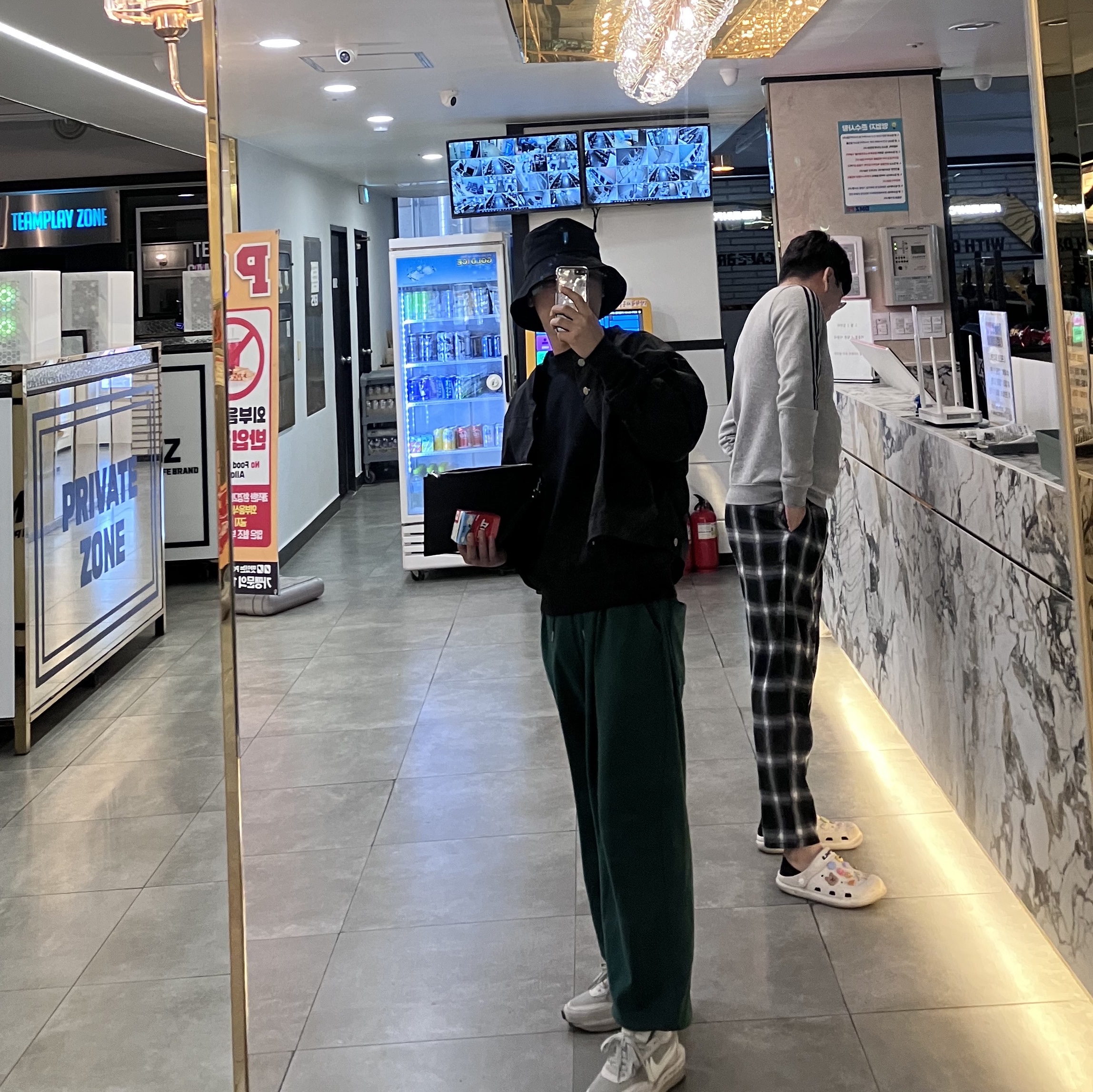 Nike x Sacai x Fragment LDWaffle Light Smoke Grey, Nike NRG Solo Swoosh Crew Fleece Black White - Asia 착용 스타일