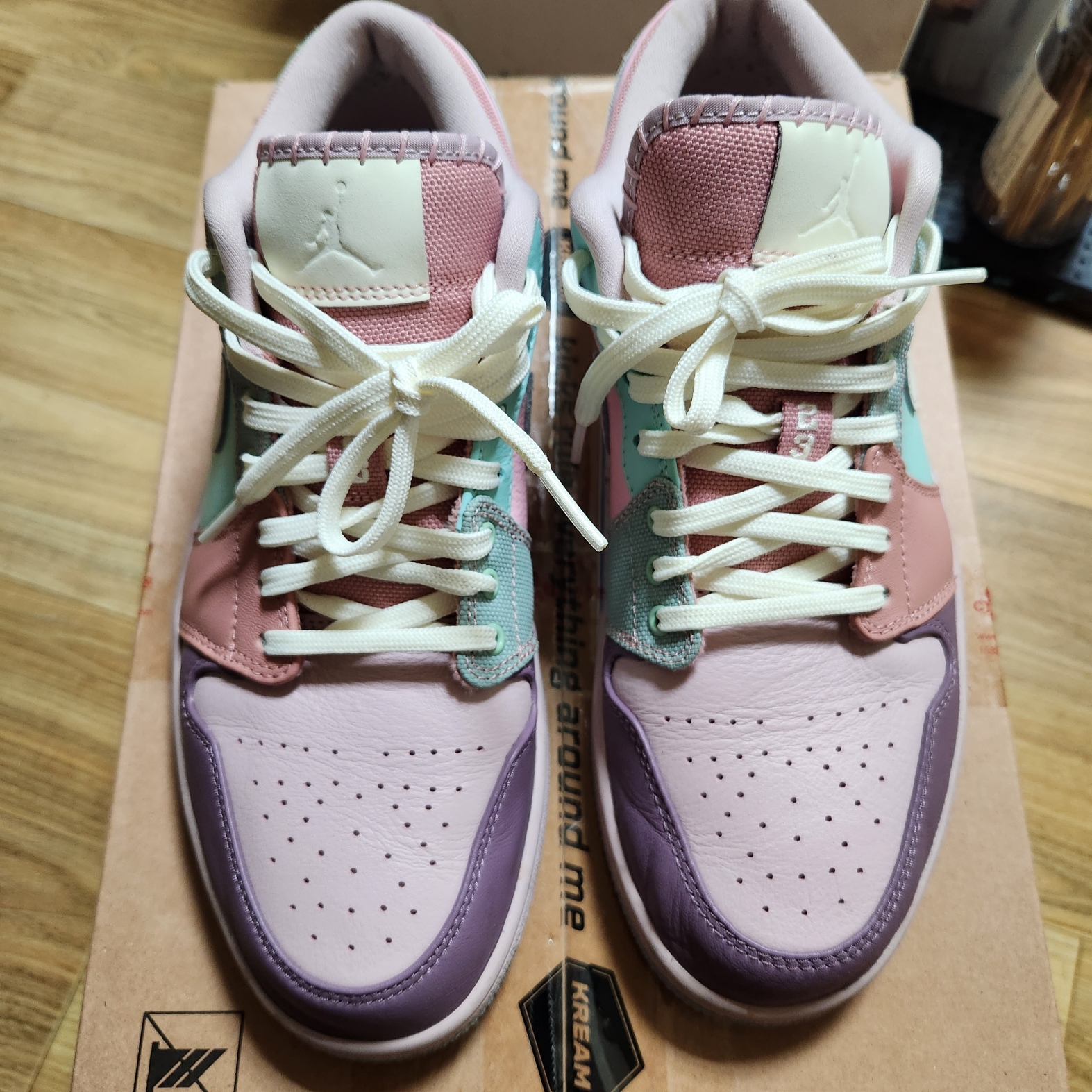 Jordan 1 Low SE Easter Pastel 착용 스타일 - 1