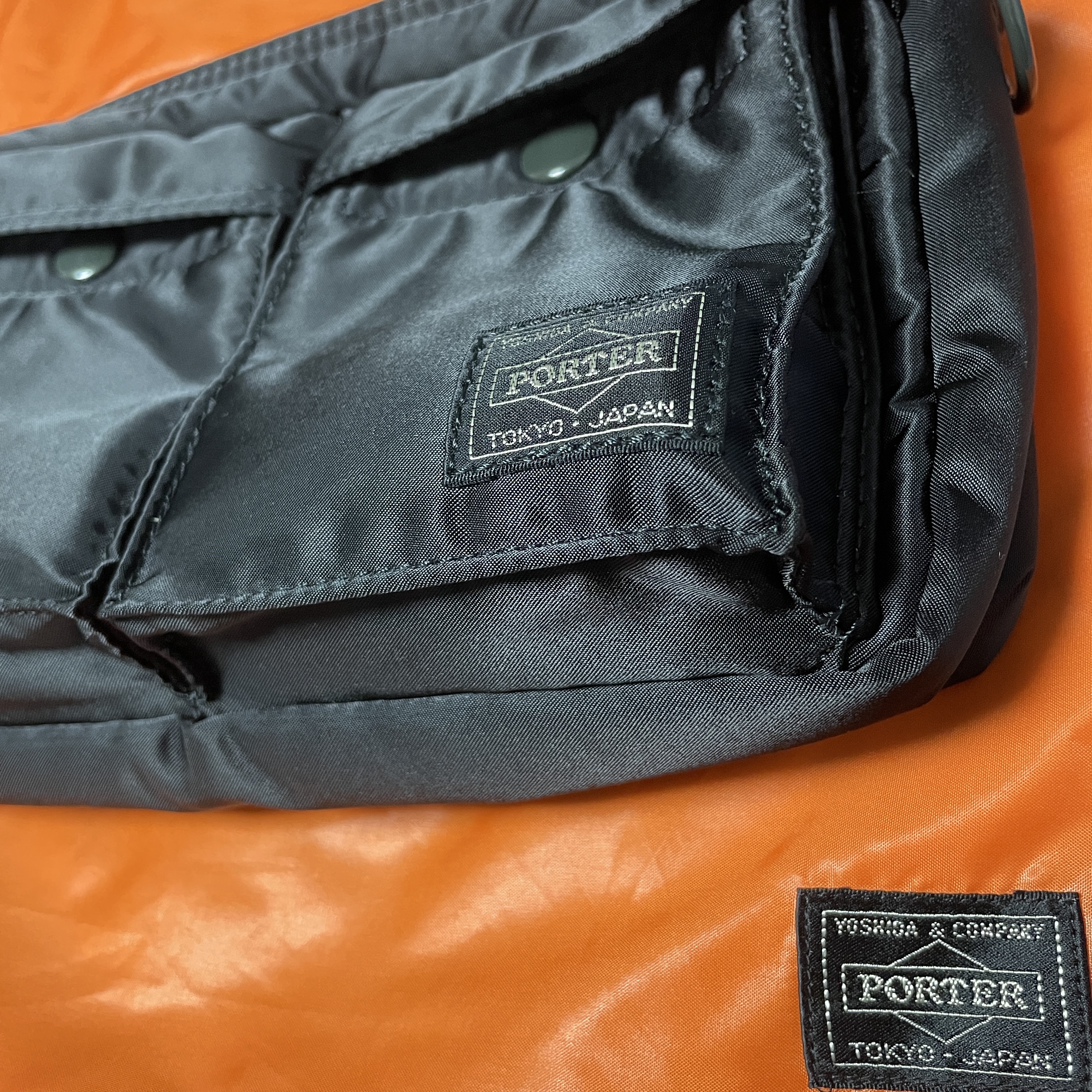 Porter Tanker Shoulder Bag Black 착용 스타일 - 2