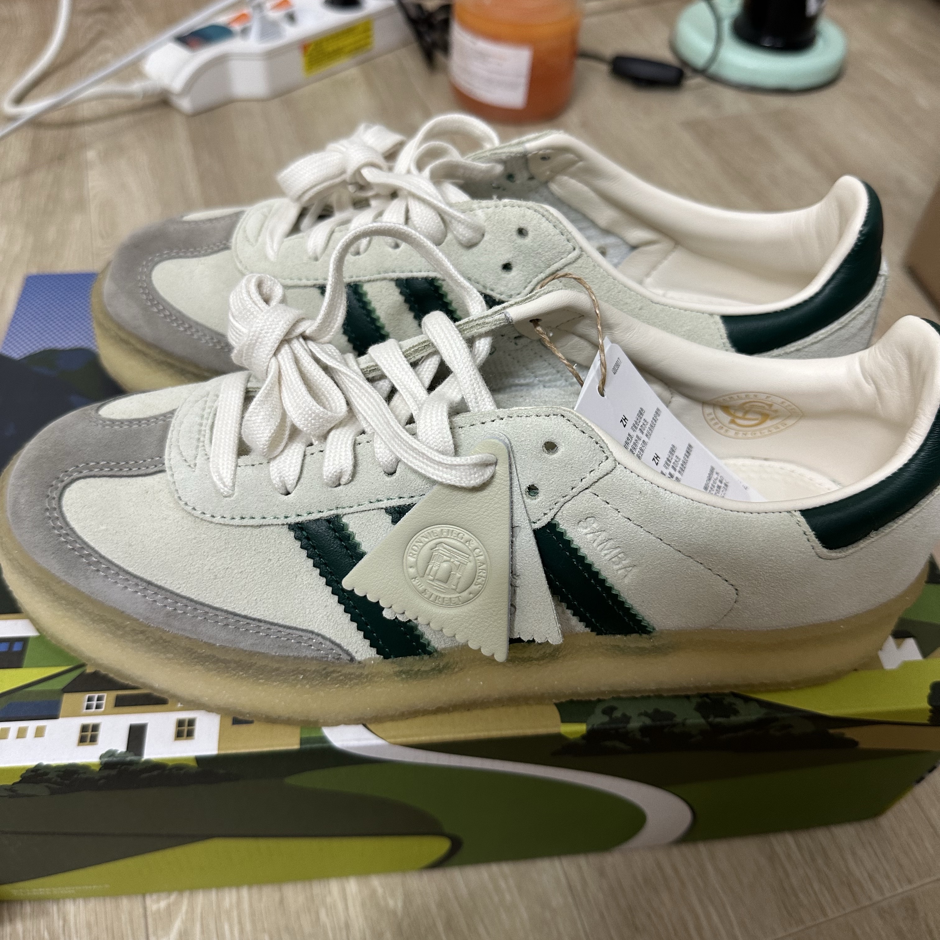 Adidas x Clarks x Ronnie Fieg 8th Street Samba Chalk White Green 착용 스타일 - 2