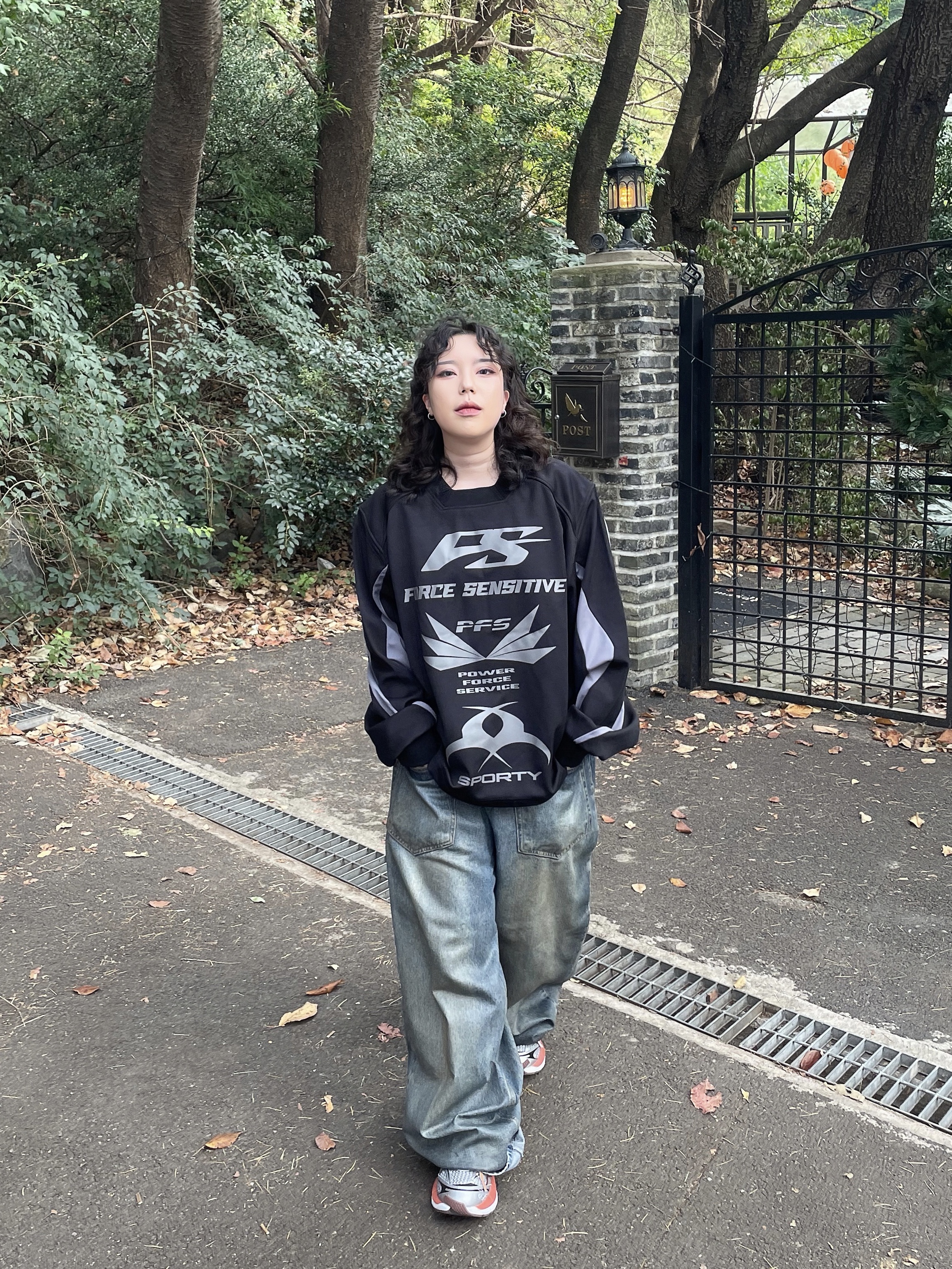 Project G/R Coated Backward Denim Pants Blue, Puma Velophasis Phased Cool Light Gray Chili Powder 착용 스타일