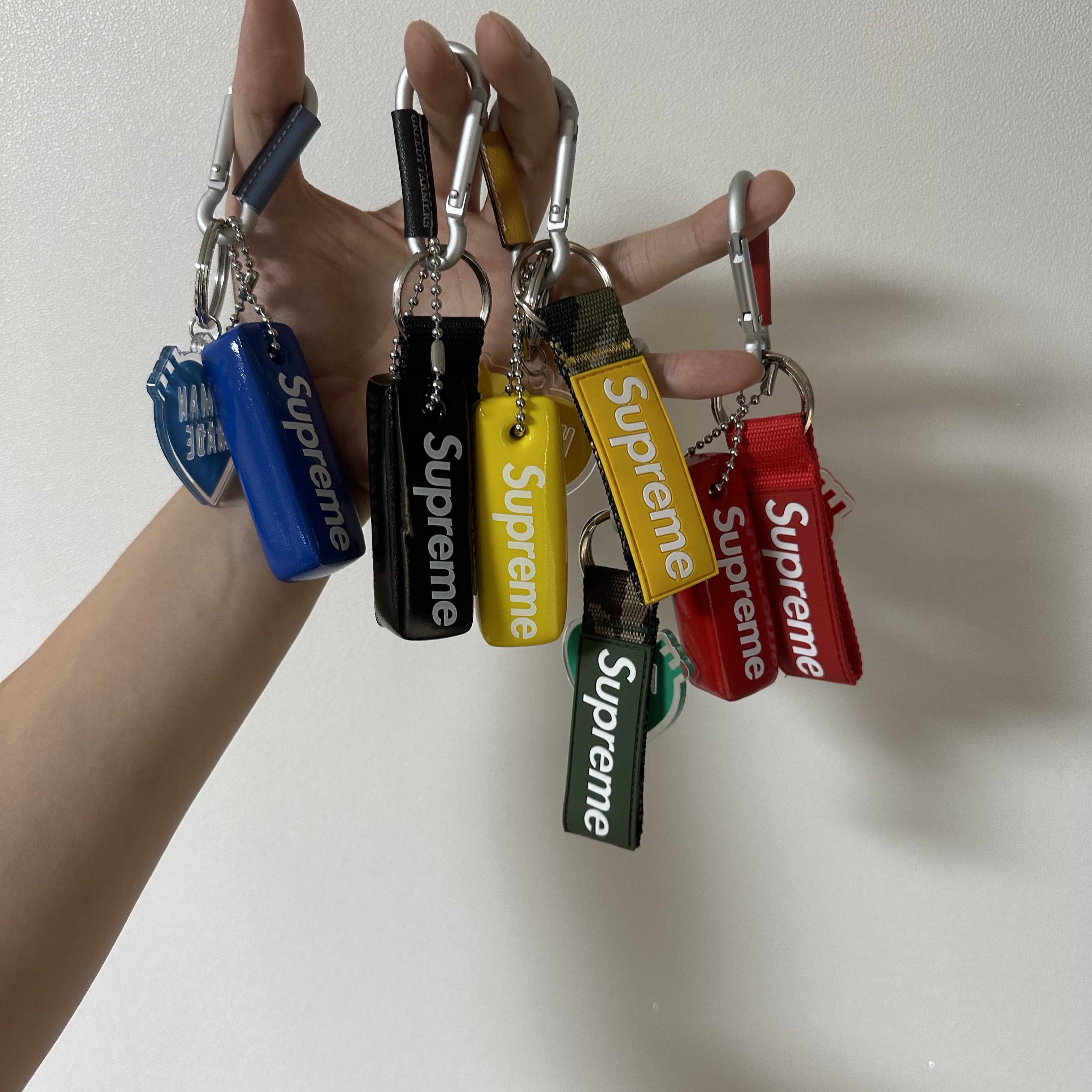 Supreme Floating Keychain Red - 23FW, Supreme Floating Keychain Black - 23FW 착용 스타일