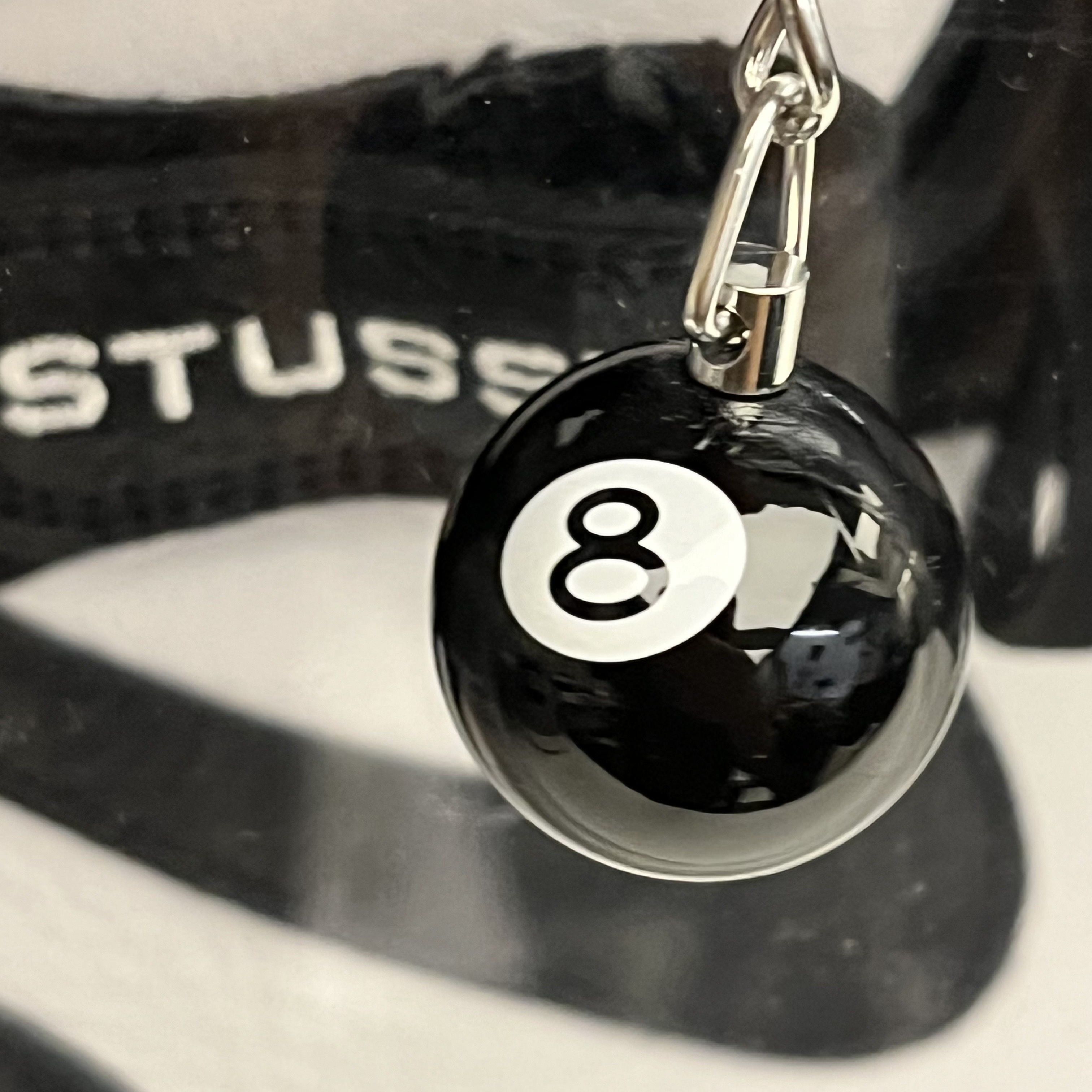 Stussy 8 Ball Keychain Black 착용 스타일