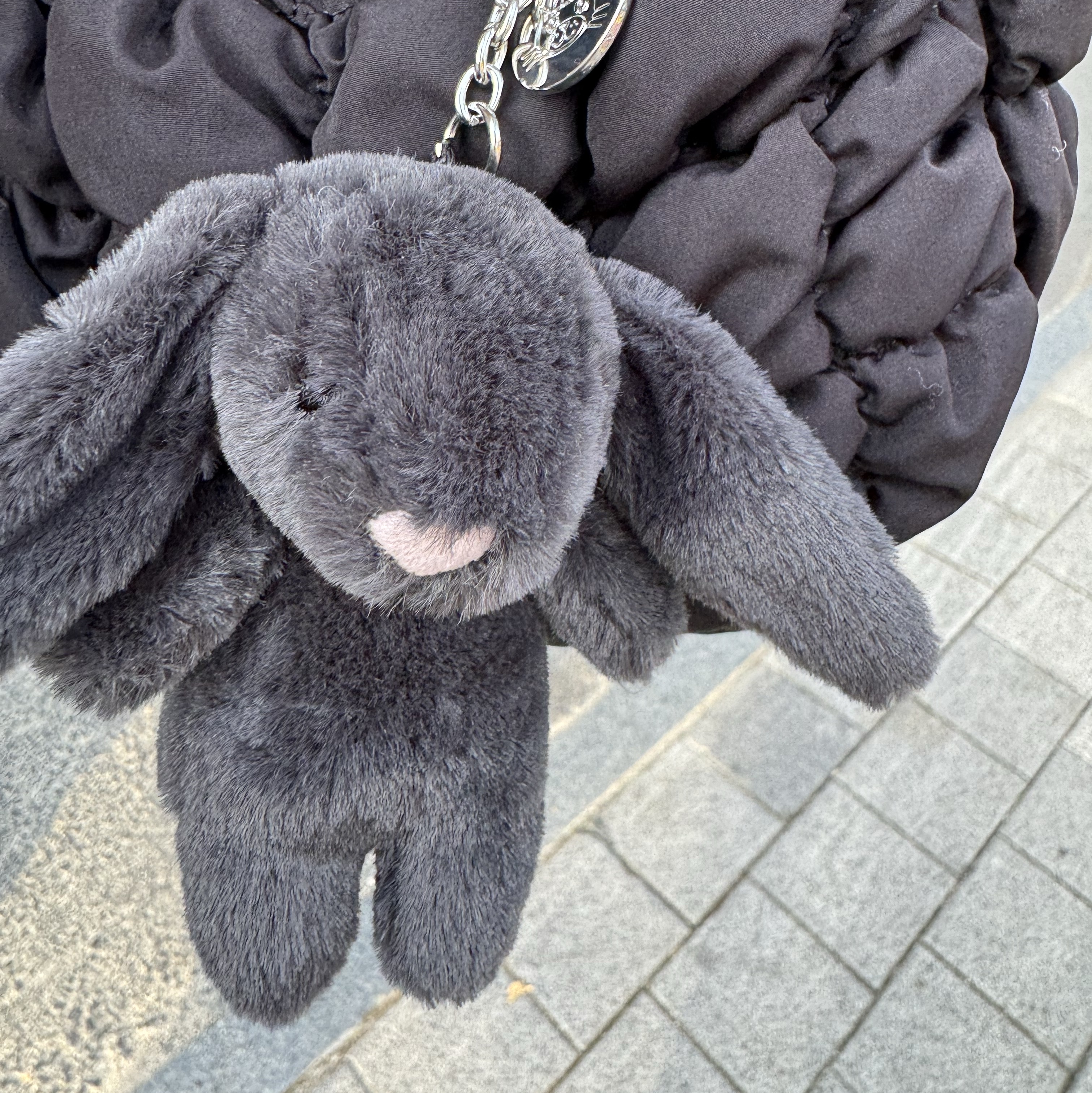 Jellycat Bashful Bunny Bag Charm Ink 착용 스타일