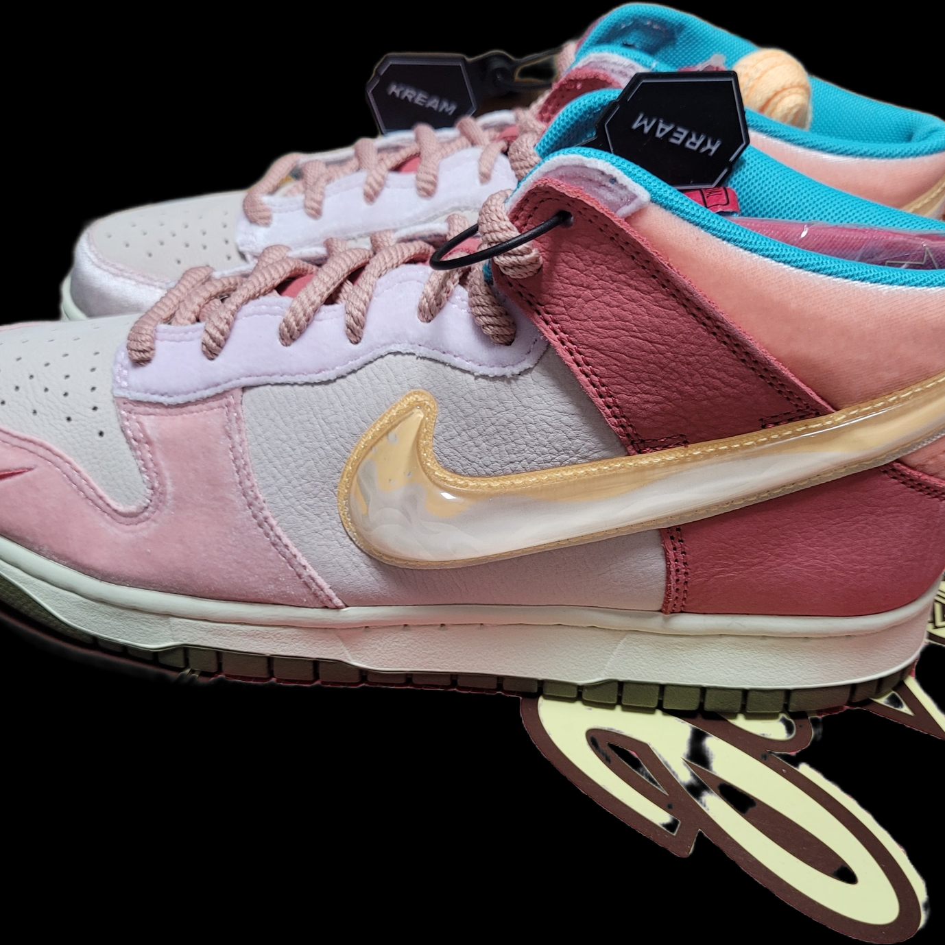 Nike x Social Status Dunk Mid Free Lunch Strawberry Milk 착용 스타일 - 3