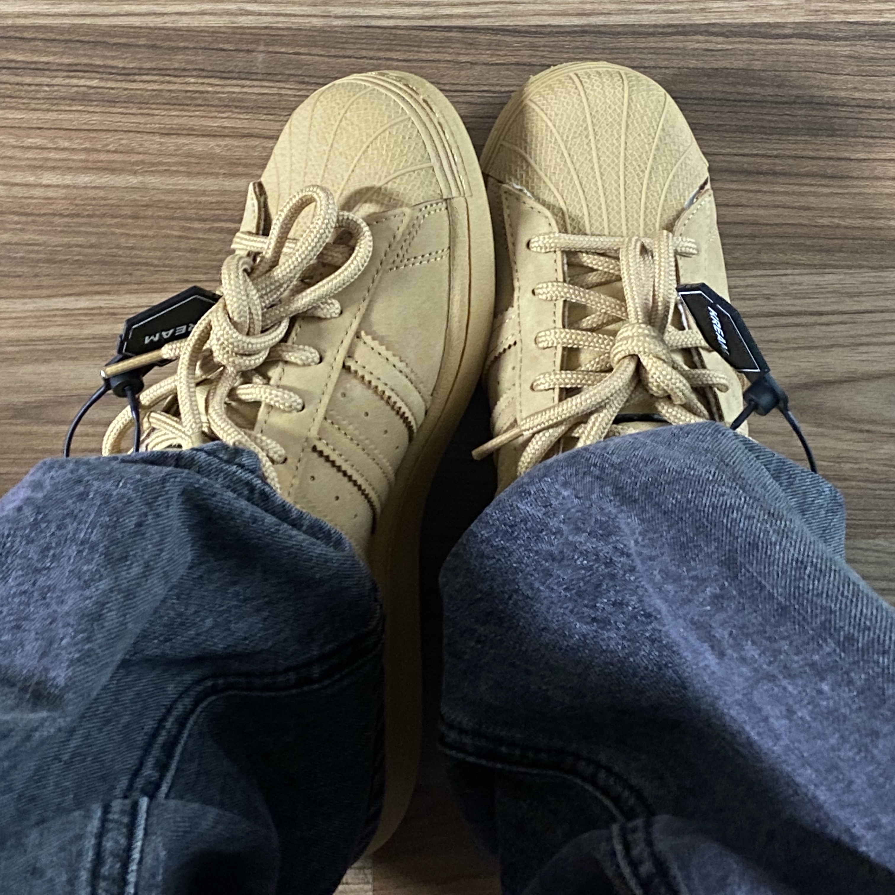 Adidas Superstar Golden Beige 착용 스타일