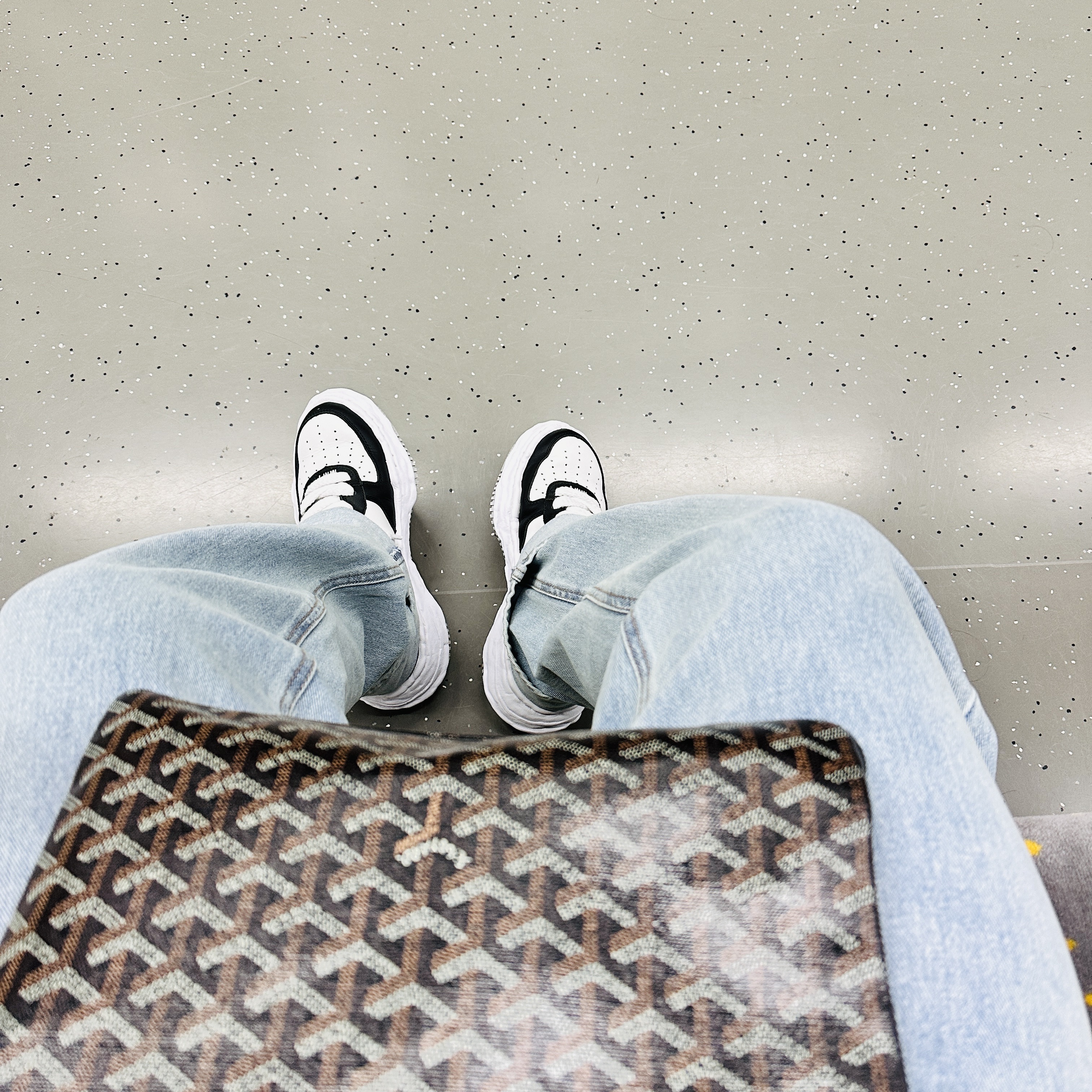 Maison Mihara Yasuhiro Wayne OG Sole Leather Low-top Sneakers Black White, Goyard Senat Pochette MM Black 착용 스타일 - 1