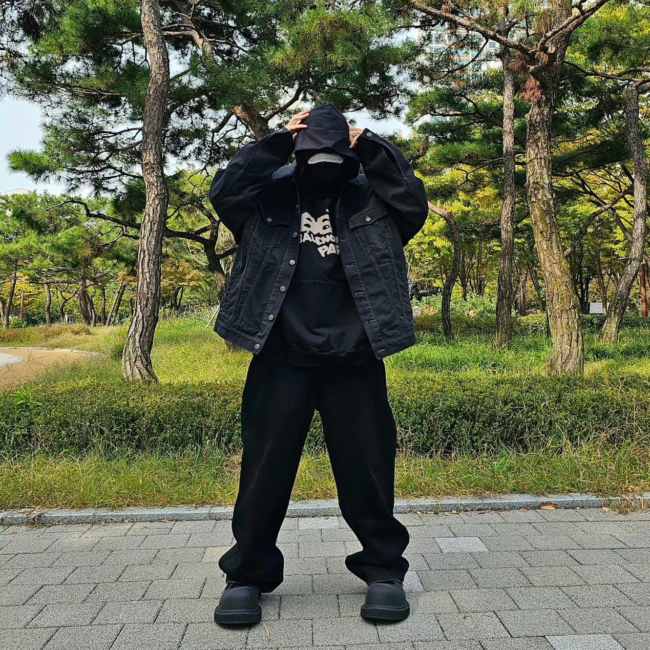 Balenciaga Hand Drawn BB Icon Oversized Jacket Black 착용 스타일 - 1