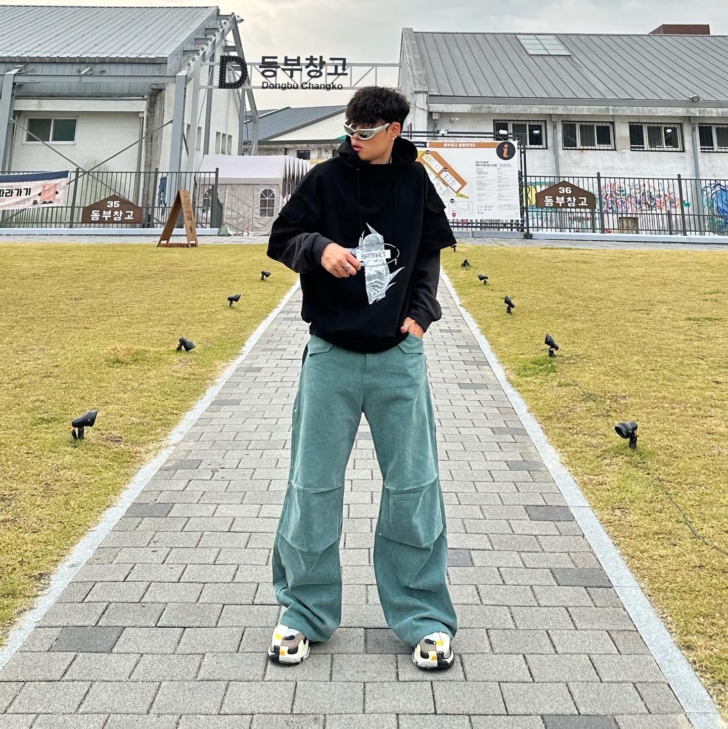 Balenciaga Triple S Bicolor White Light Grey Yellow 2018, Balenciaga Swift Oval Sunglasses Silver 착용 스타일 - 1