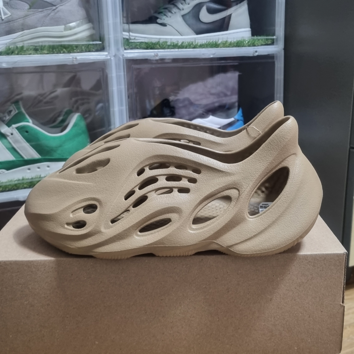 Adidas Yeezy Foam RNNR Clay Taupe 착용 스타일 - 2