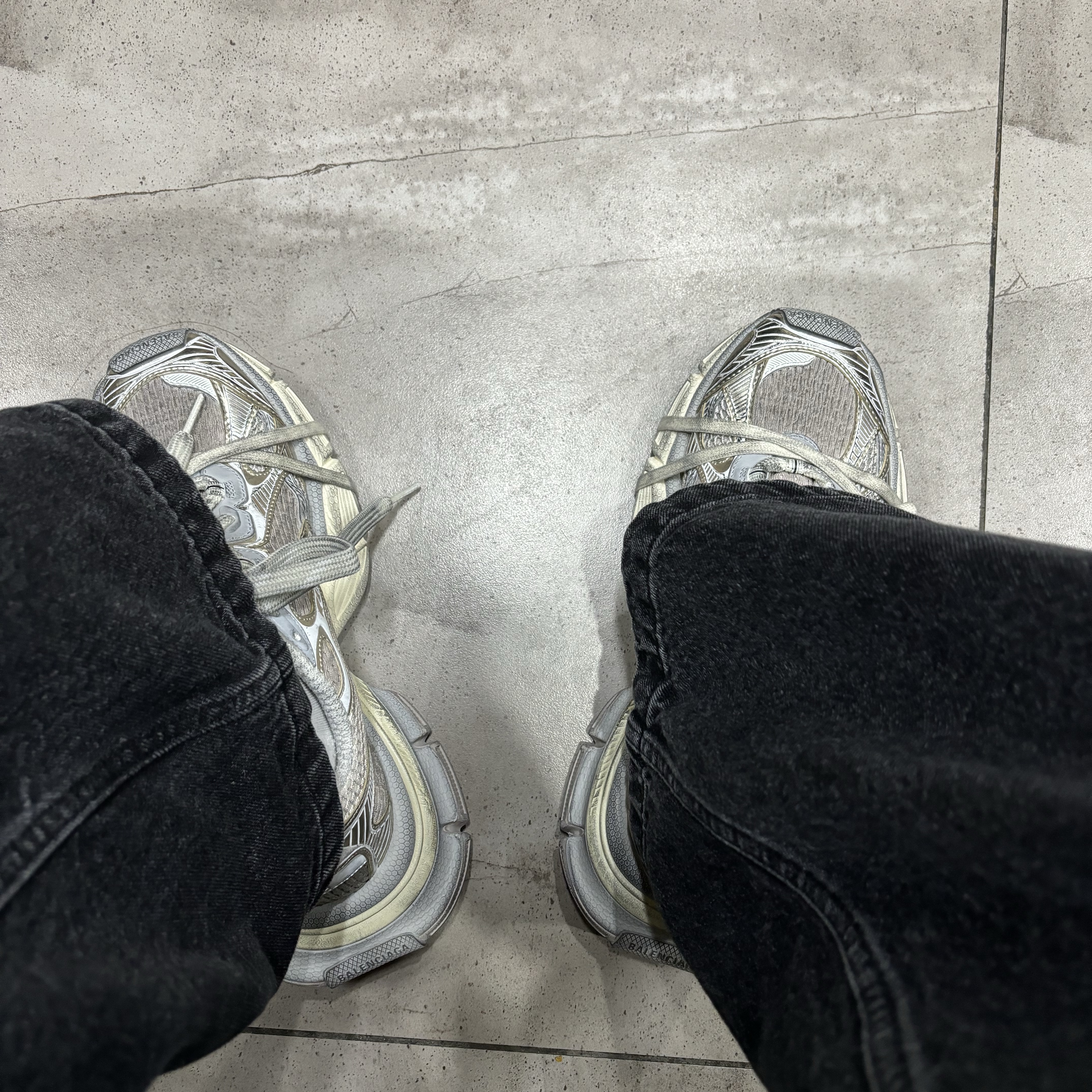 Balenciaga 3XL Sneakers Light Beige 착용 스타일 - 4