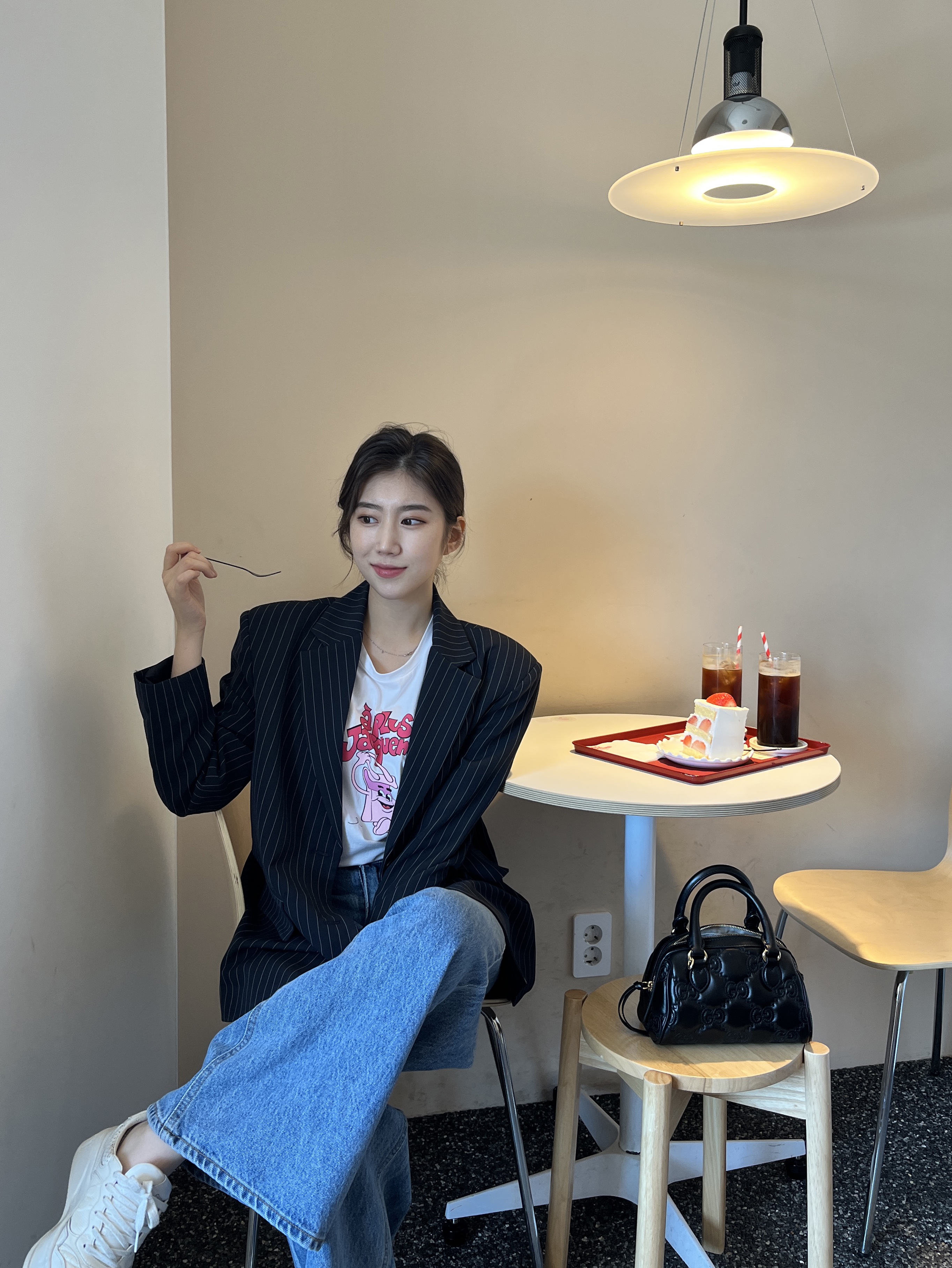 Gucci GG Embossed Sneakers White, Gucci GG Matelasse Mini Bag Black Leather 착용 스타일 - 1
