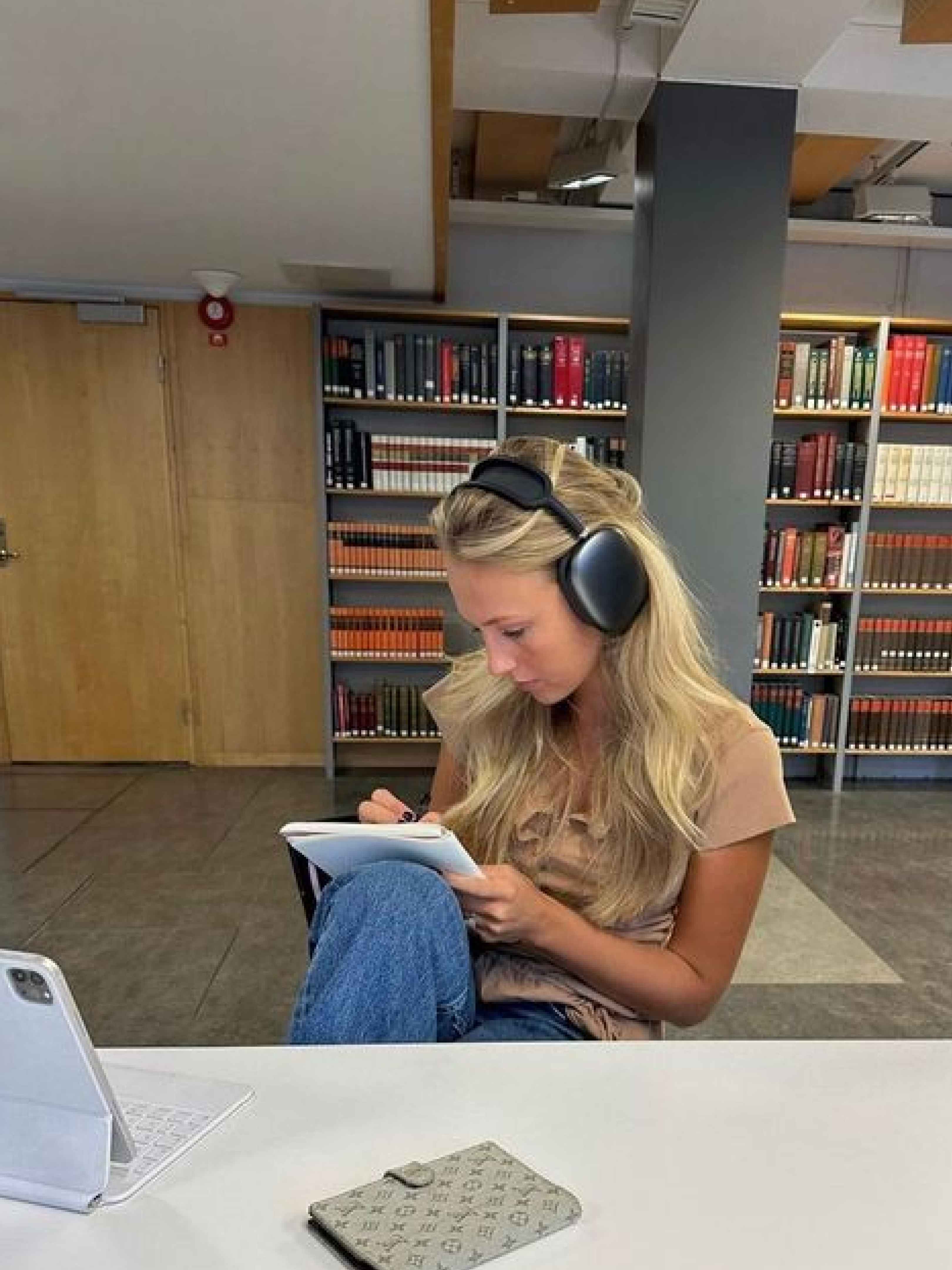 Apple AirPods Max Lightning Space Gray (Korean Ver.), Apple AirPods Max Lightning Silver (Korean Ver.) 착용 스타일 - 5