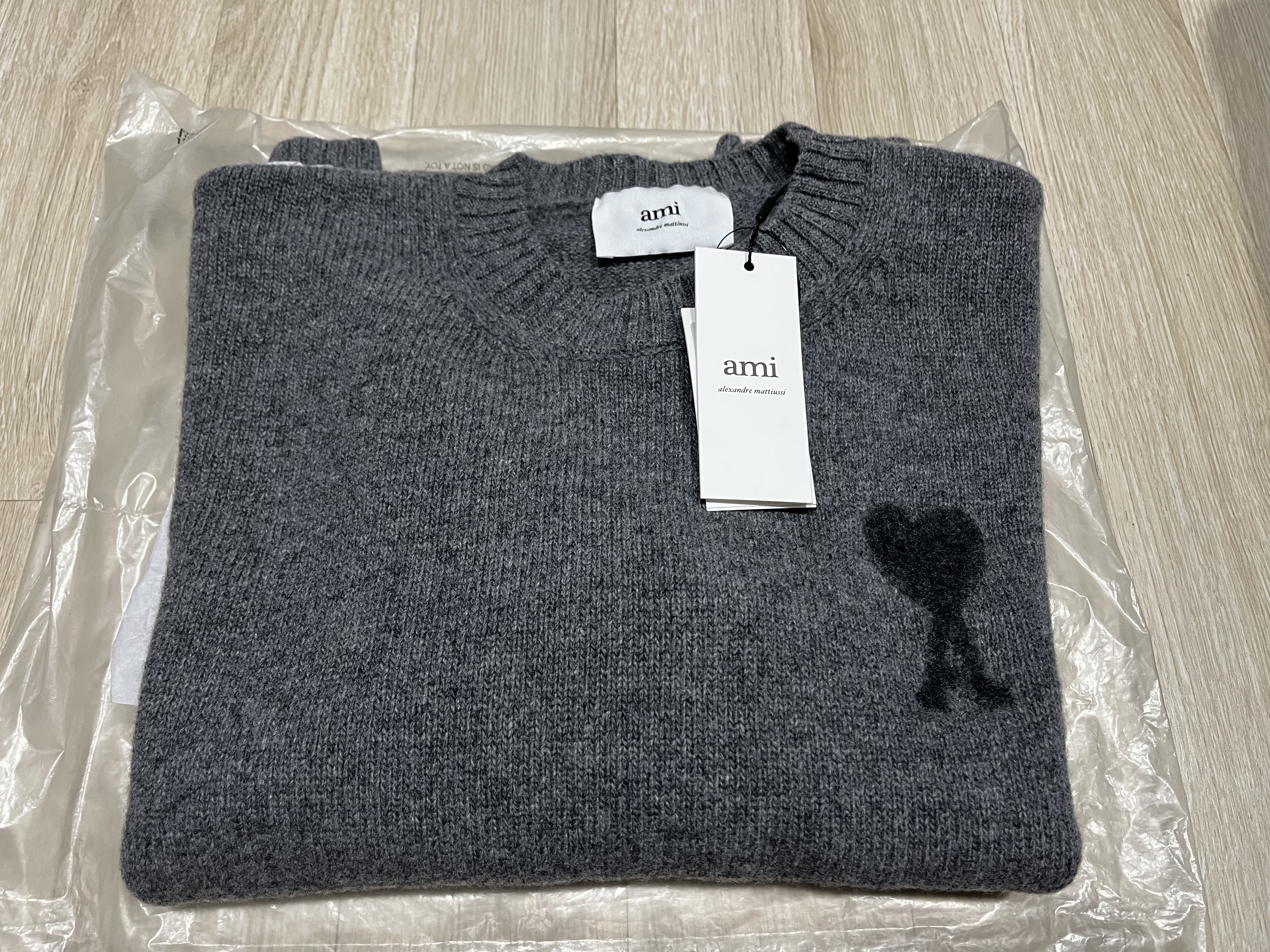 AMI de Coeur Needle Punch Sweater Heather Grey 착용 스타일 - 3
