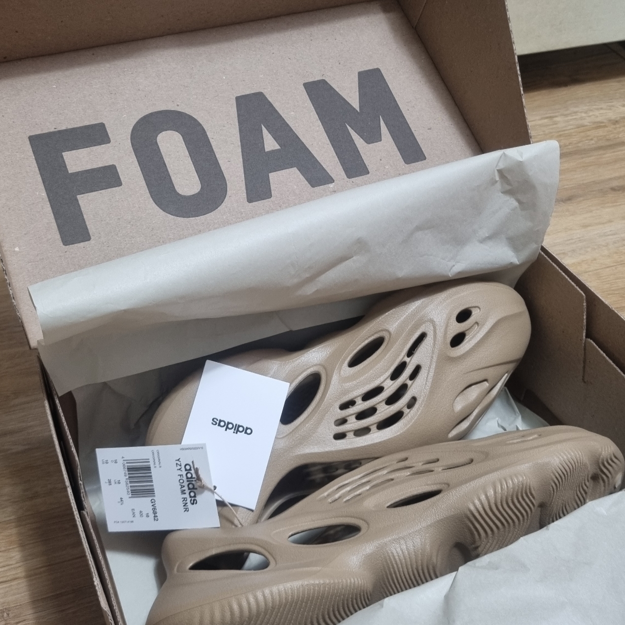 Adidas Yeezy Foam RNNR Clay Taupe 착용 스타일 - 1