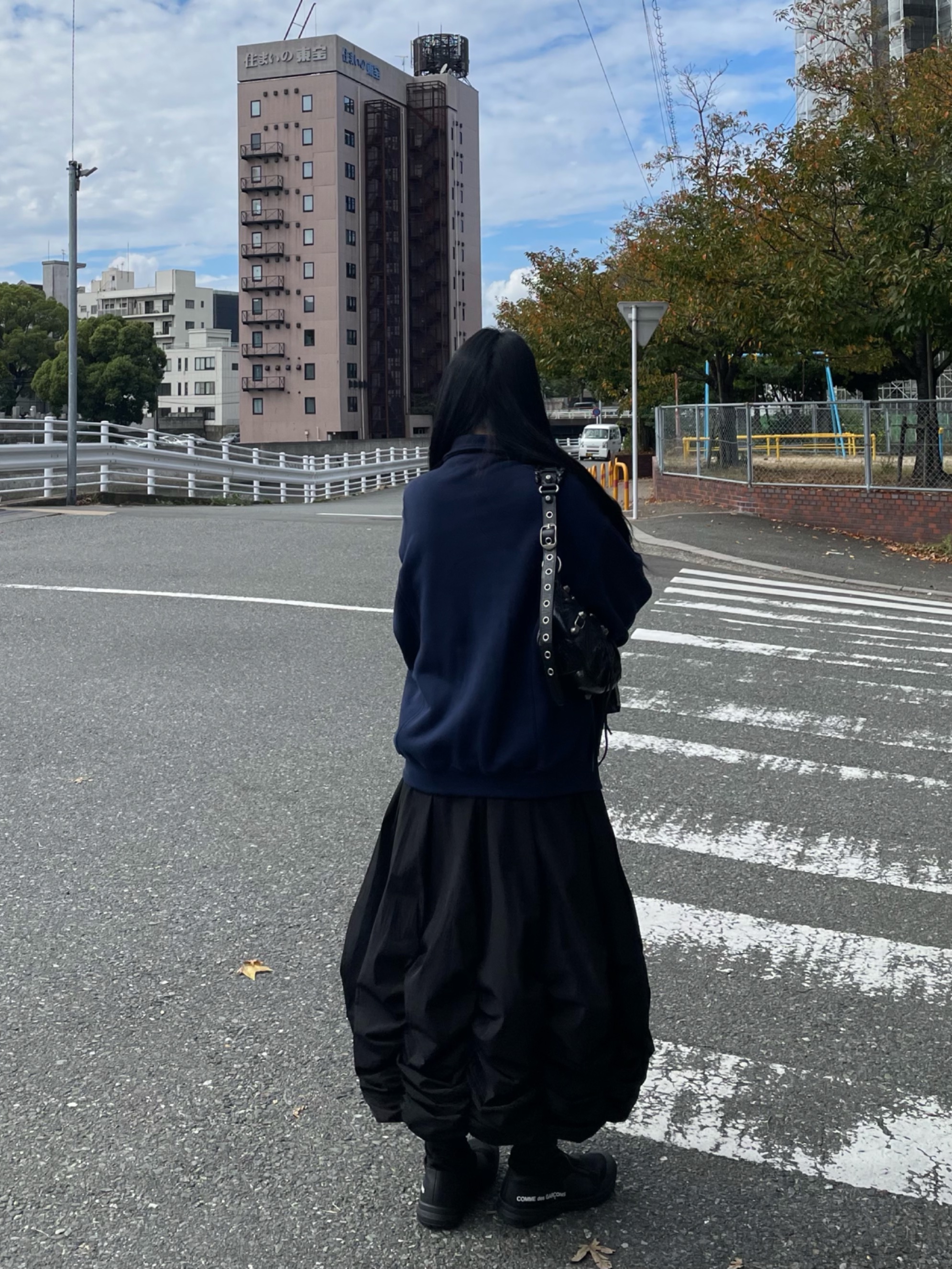 Salomon x Comme des Garcons XA-Alpine 2 Black, Balenciaga Le Cagole Small Shoulder Bag Black 착용 스타일 - 2