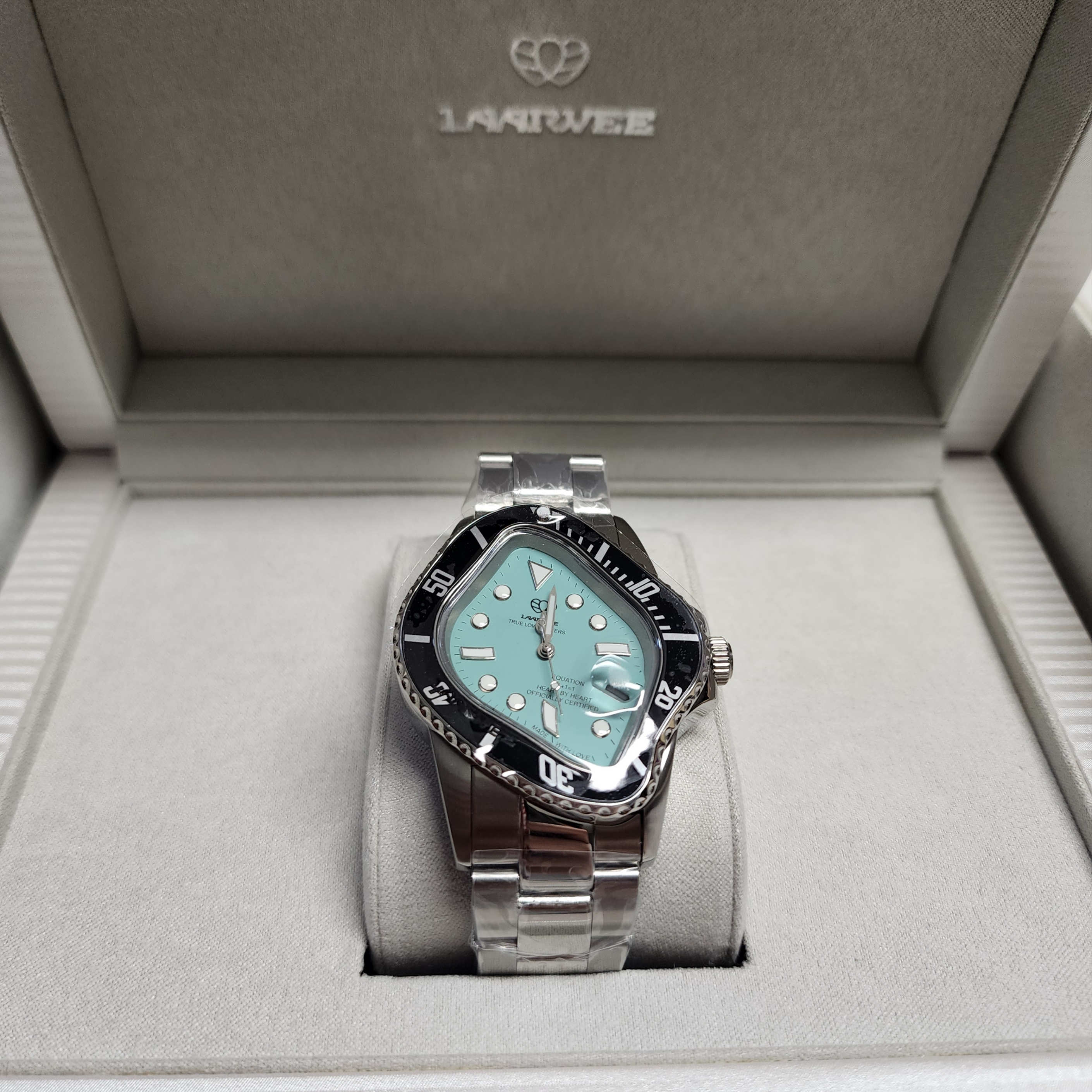 Laarvee PEA001 Silver Precision Steel Black Bezel Turquoise Dial - Kith Exclusive 착용 스타일