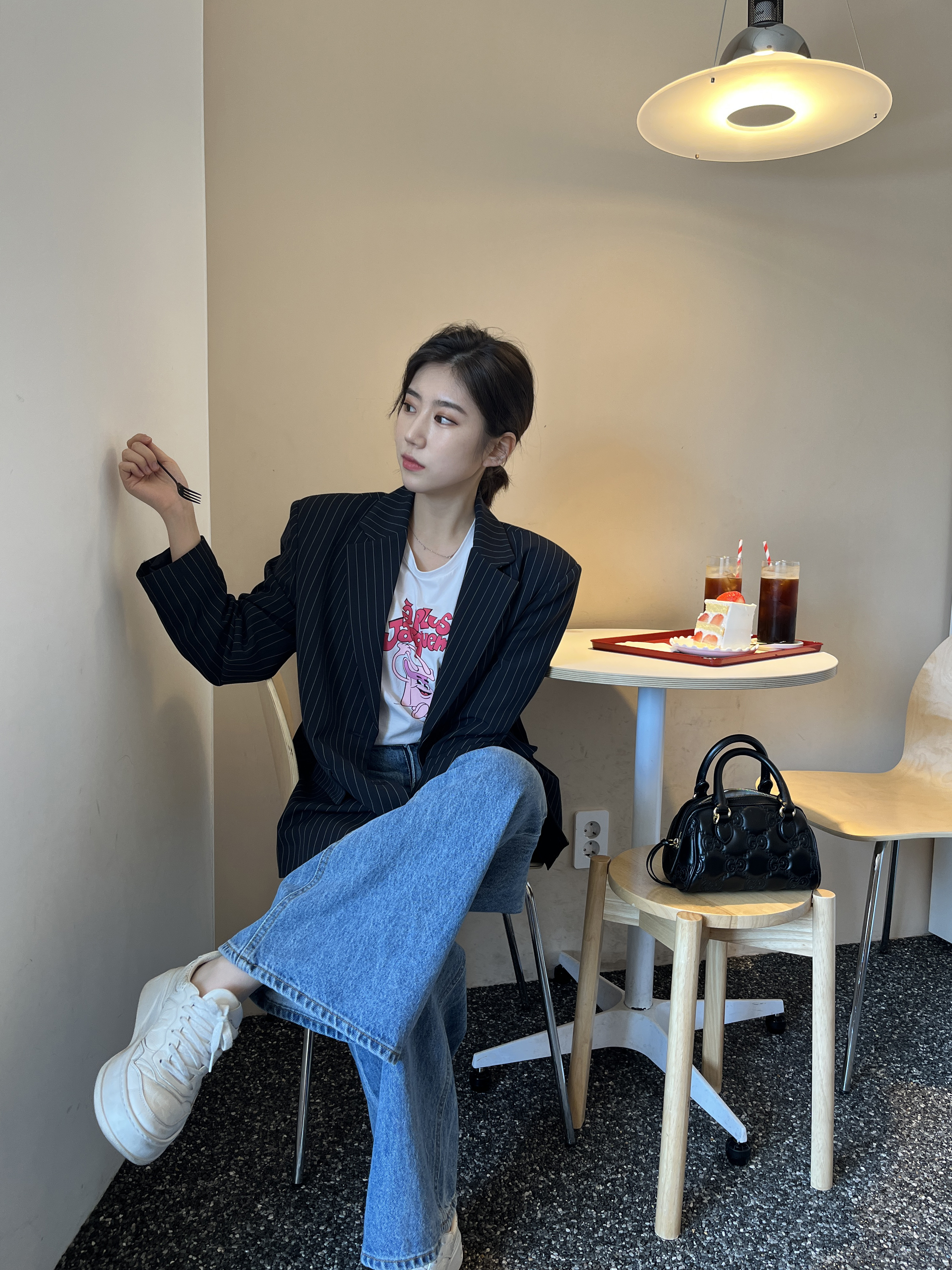Gucci GG Embossed Sneakers White, Gucci GG Matelasse Mini Bag Black Leather 착용 스타일 - 3