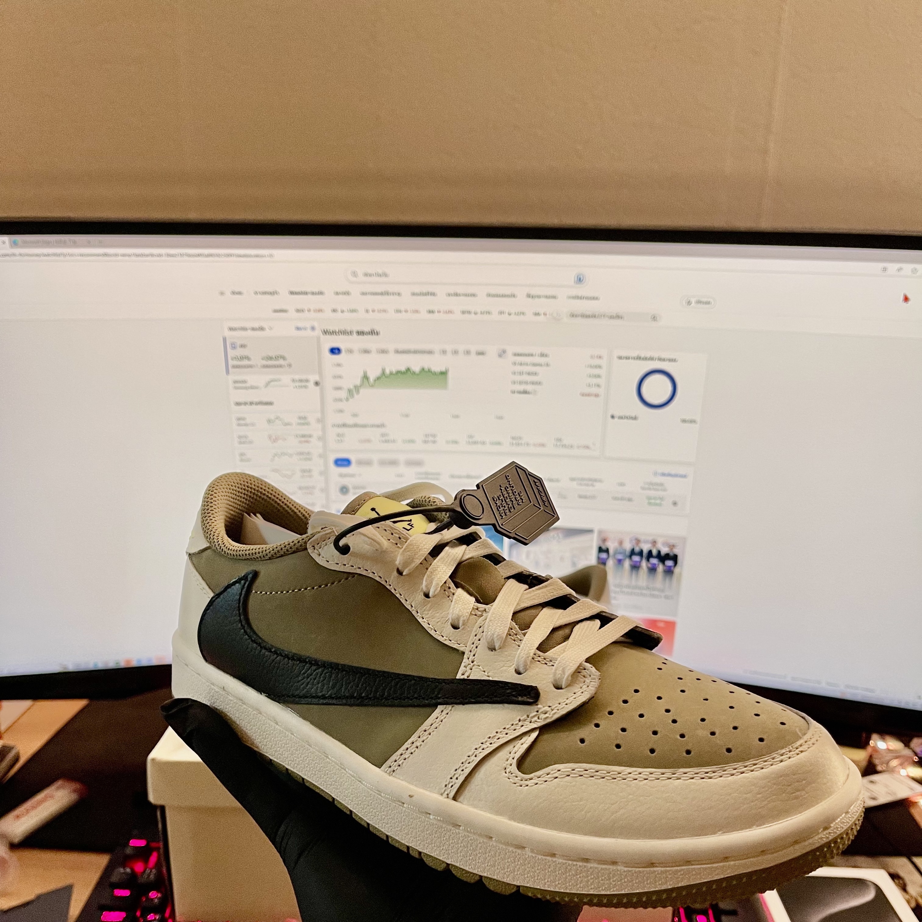 Jordan 1 x Travis Scott Retro Low Golf NRG Neutral Olive 착용 스타일 - 1