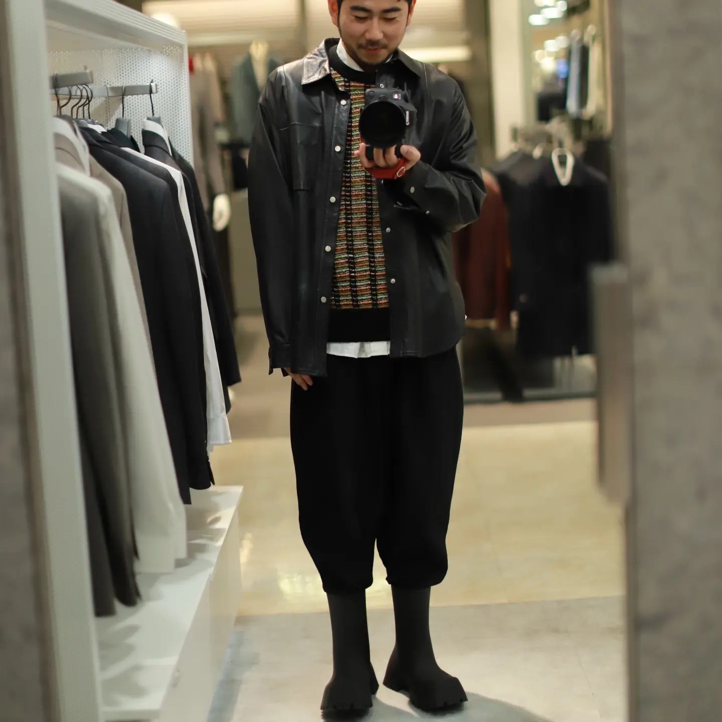 Balenciaga Trooper Rubber Boot Black, Homme Plisse Issey Miyake Basics Pants Navy 착용 스타일