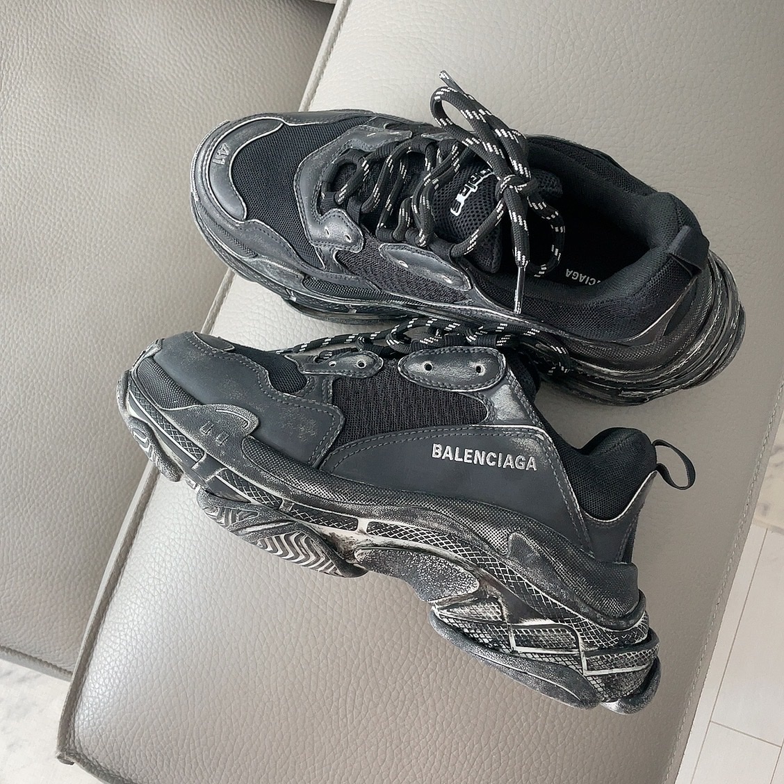 Balenciaga Triple S Sneakers Faded Black 착용 스타일 - 2