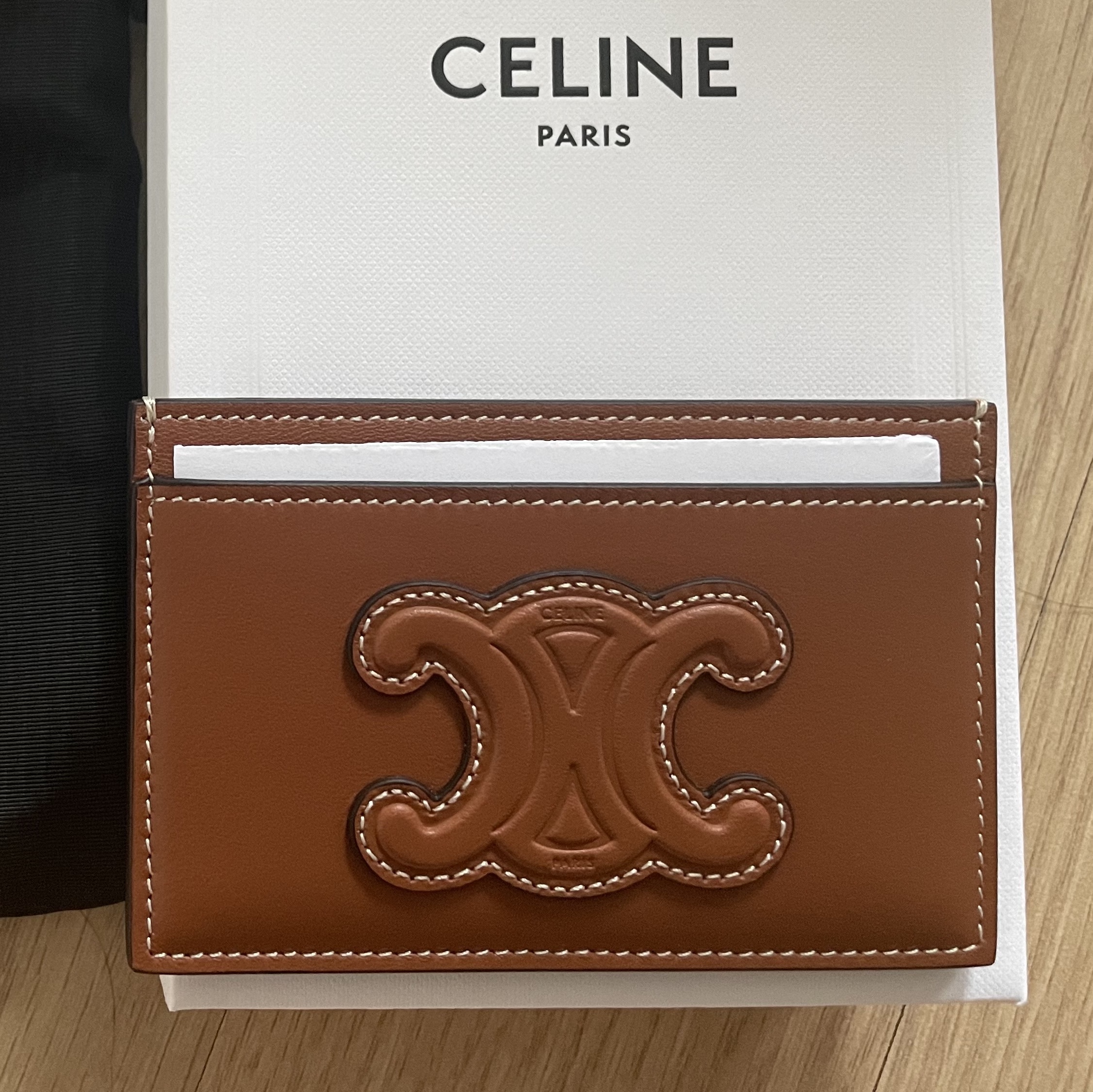 Celine Card Holder Cuir Triomphe in Smooth Lambskin Tan 착용 스타일