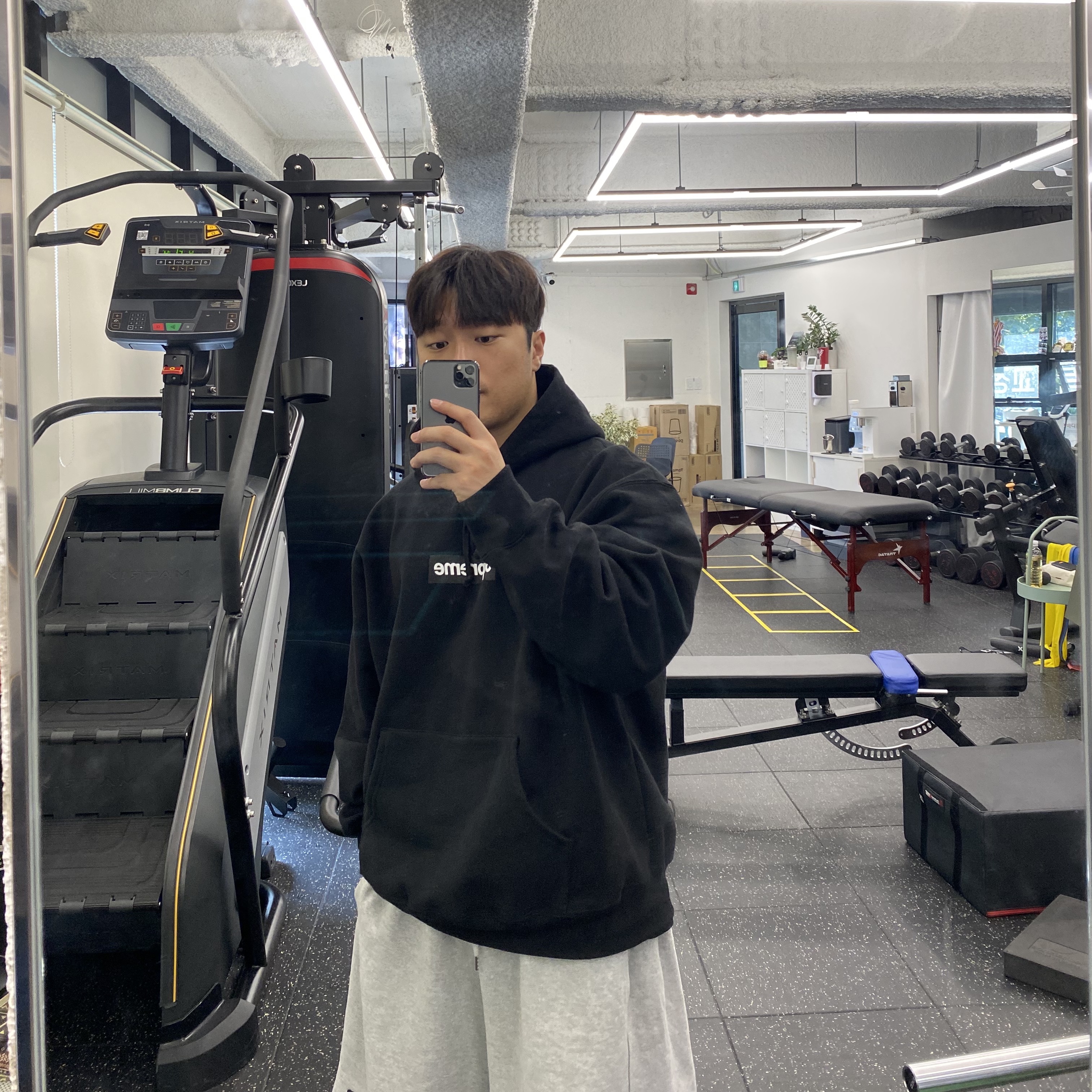 Supreme Seoul Box Logo Hooded Sweatshirt Black - 23FW 착용 스타일 - 2