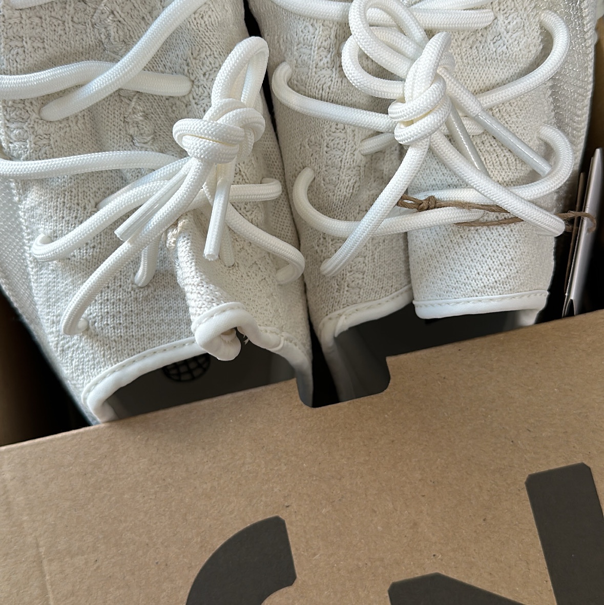 Adidas Yeezy Boost 350 V2 Bone 착용 스타일 - 1