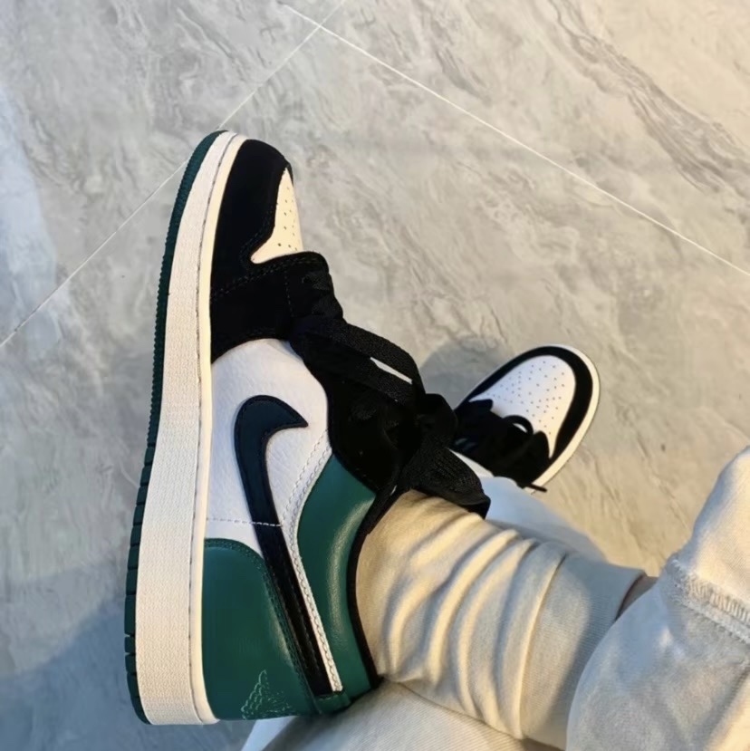 (GS) Jordan 1 Low Black Mystic Green 착용 스타일 - 1