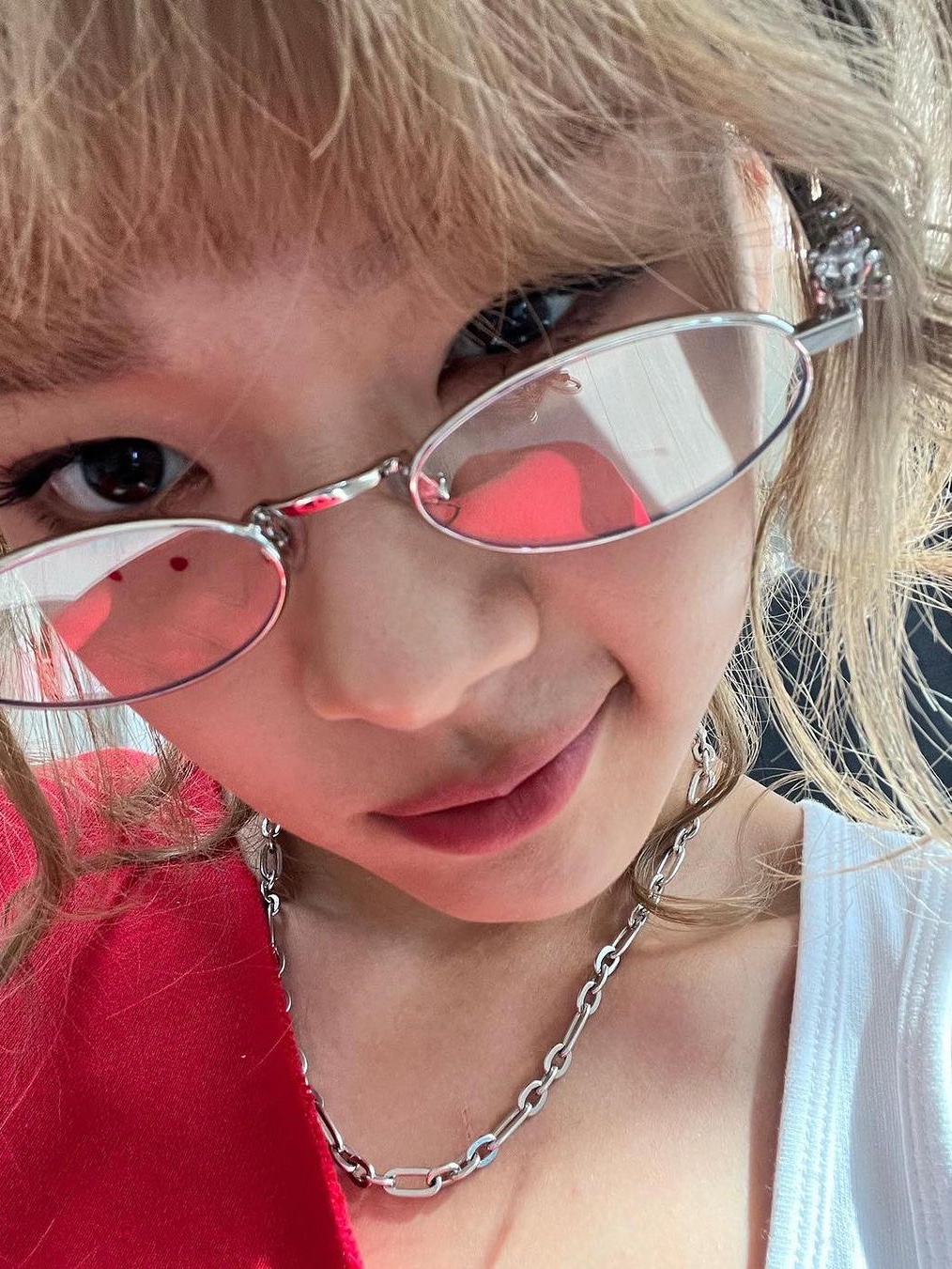 Apple AirPods Max Lightning Silver (Korean Ver.), (W) Prada Eternal Gold Small Triangle Pendant Necklace Pink Gold 착용 스타일 - 5