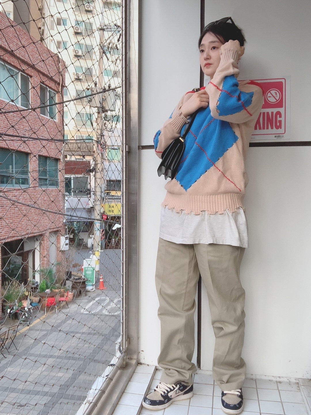 Nike x Travis Scott SB Dunk Low, Fear of God Baseball T-Shirt Cream Heather Red 착용 스타일 - 2