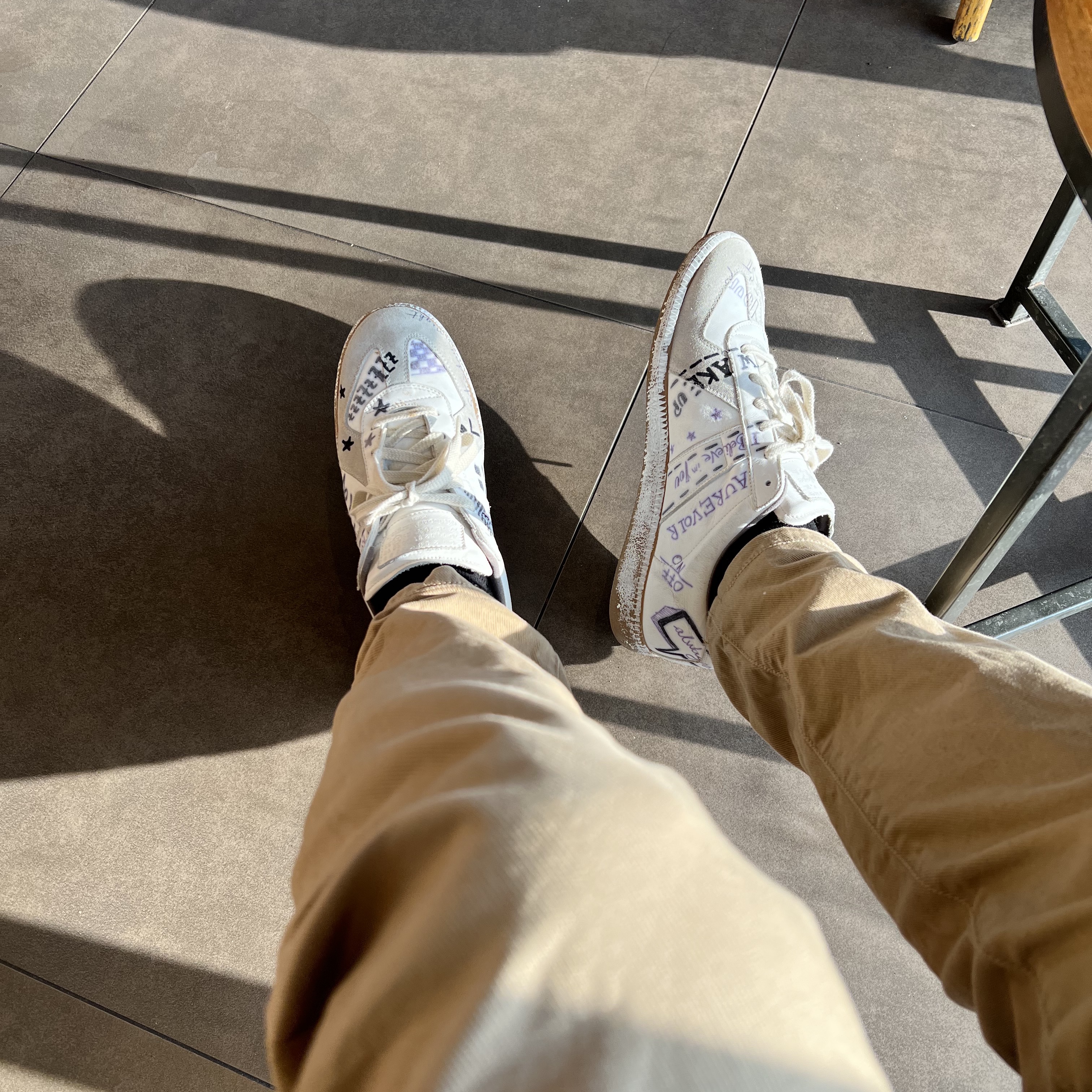 Maison Margiela Replica Graffiti Sneakers White 착용 스타일