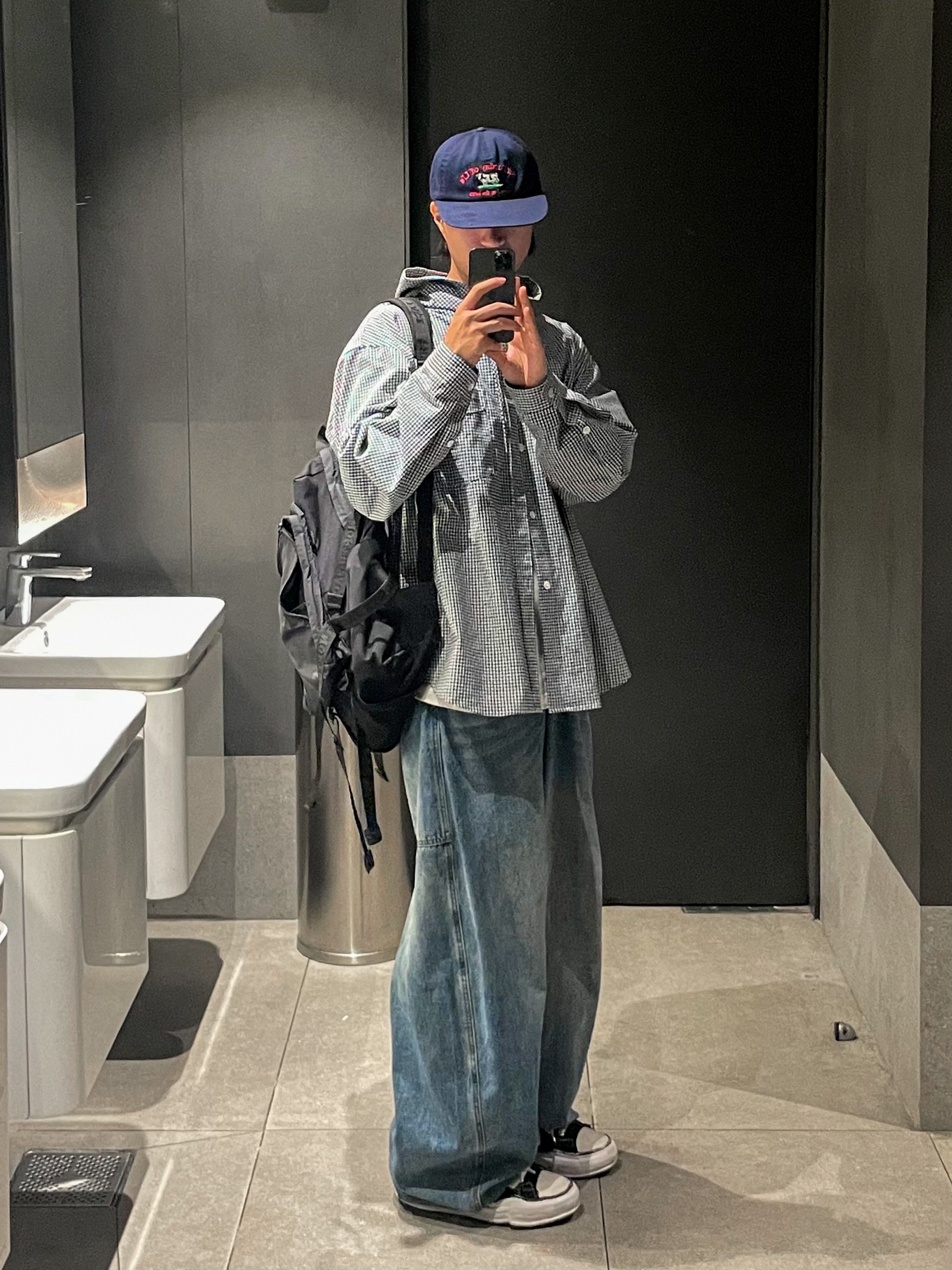 Telfar Baggy Jean Blue, Maison Mihara Yasuhiro Peterson OG Sole Canvas Low Sneakers Black 착용 스타일 - 1