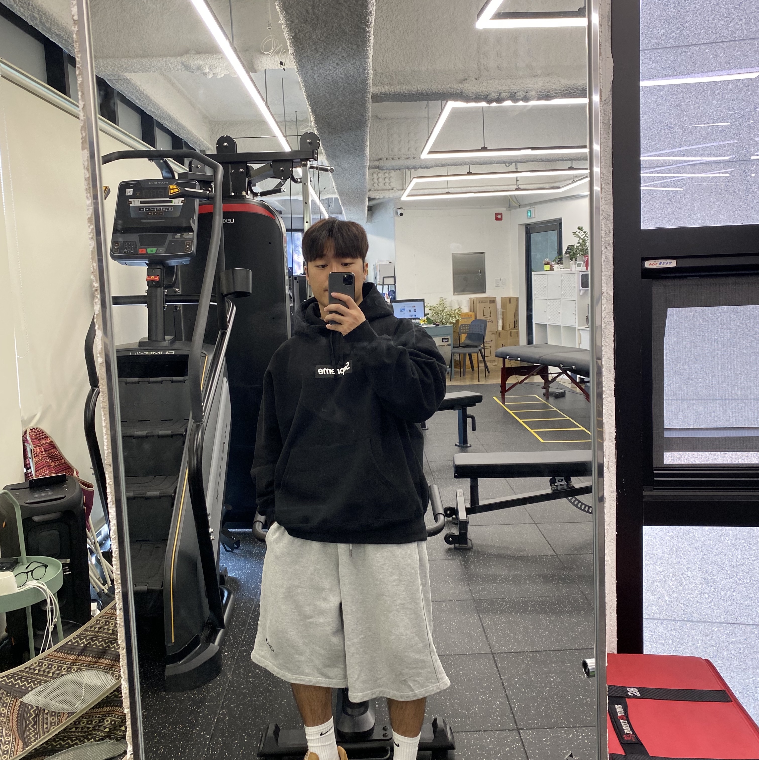 Supreme Seoul Box Logo Hooded Sweatshirt Black - 23FW 착용 스타일 - 1