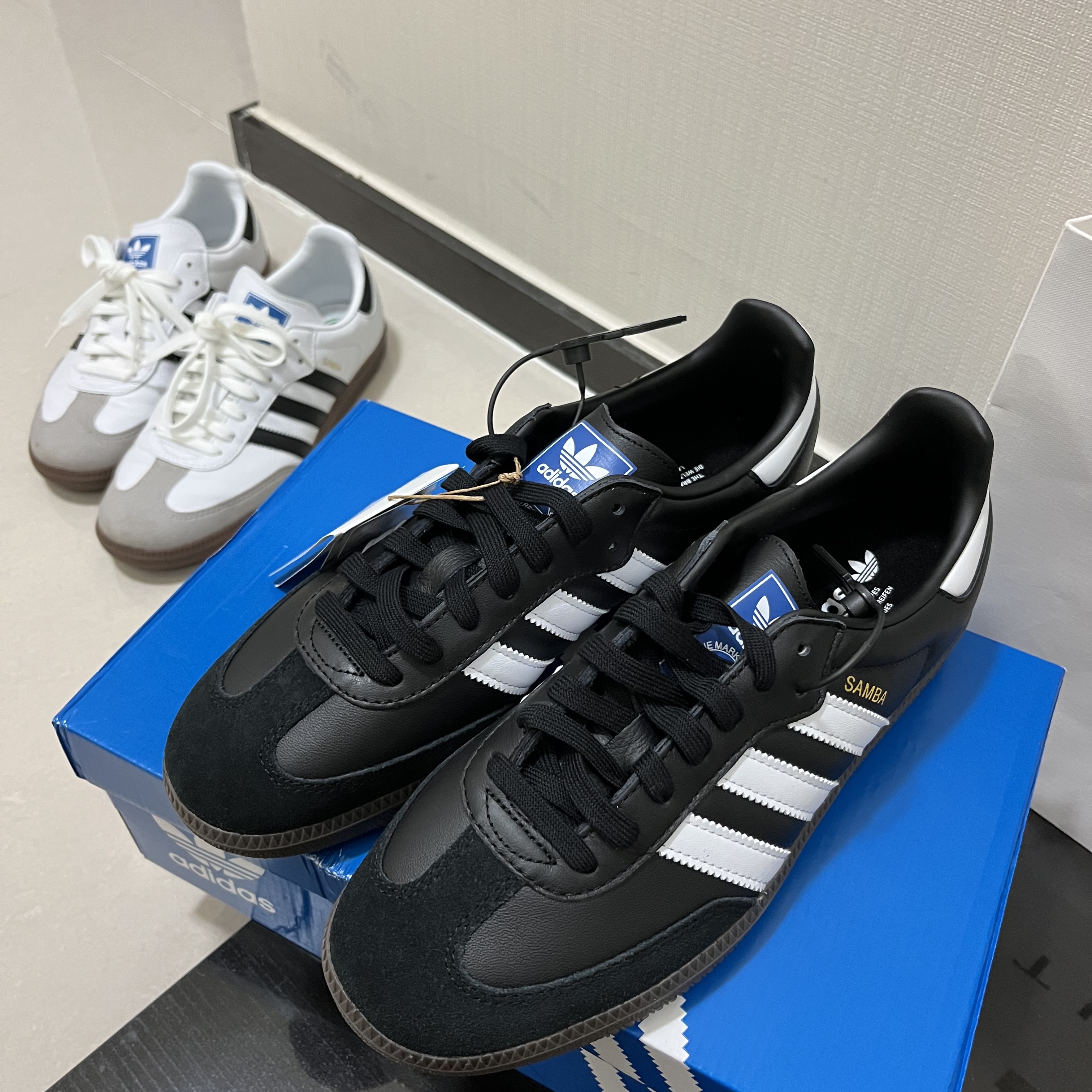 Adidas Samba OG Black White Gum 착용 스타일