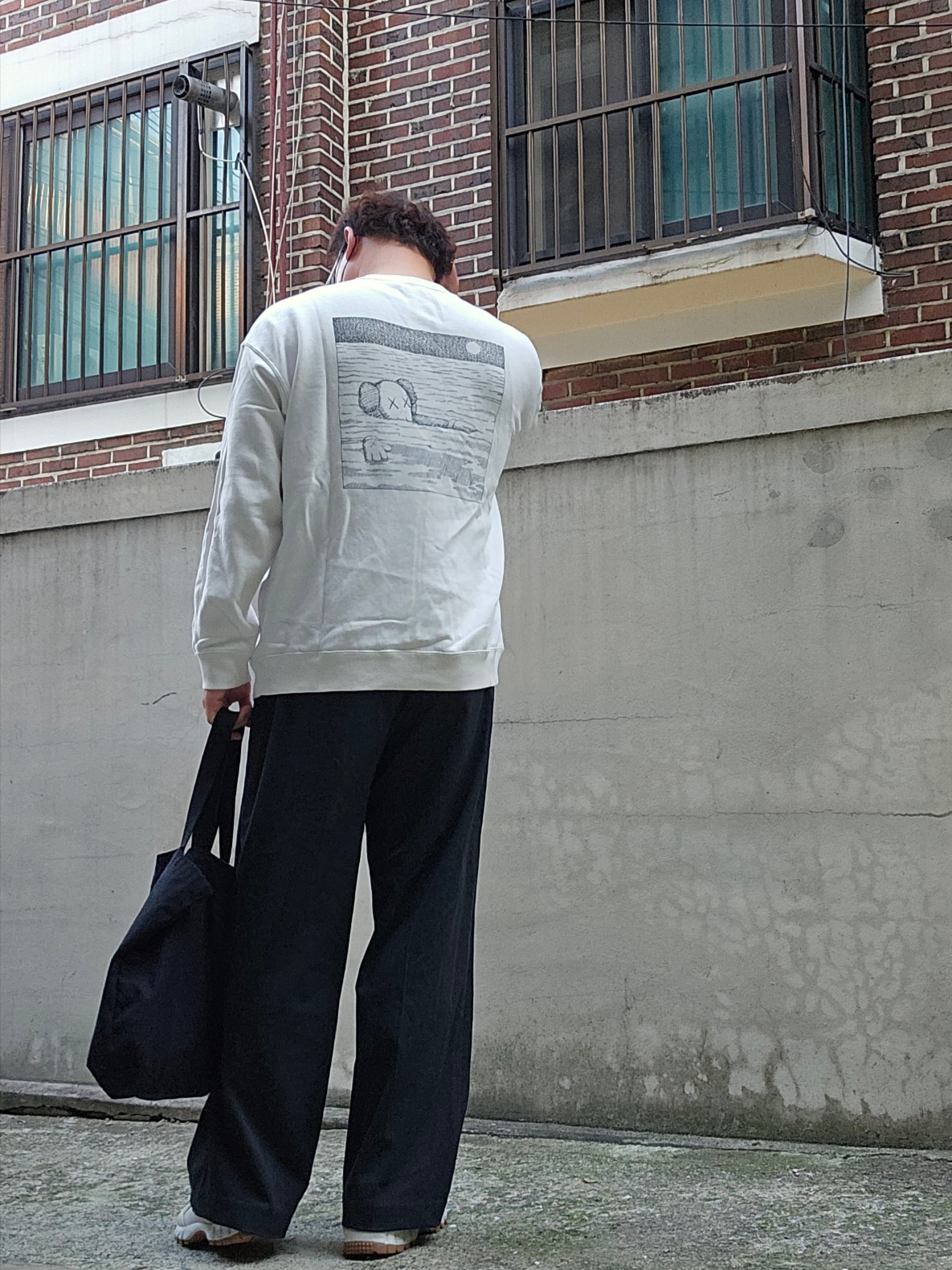 Nike x Jacquemus Air Humara LX Light Bone and Gold, Maison Kitsune Fox Head Tote Bag Black 착용 스타일